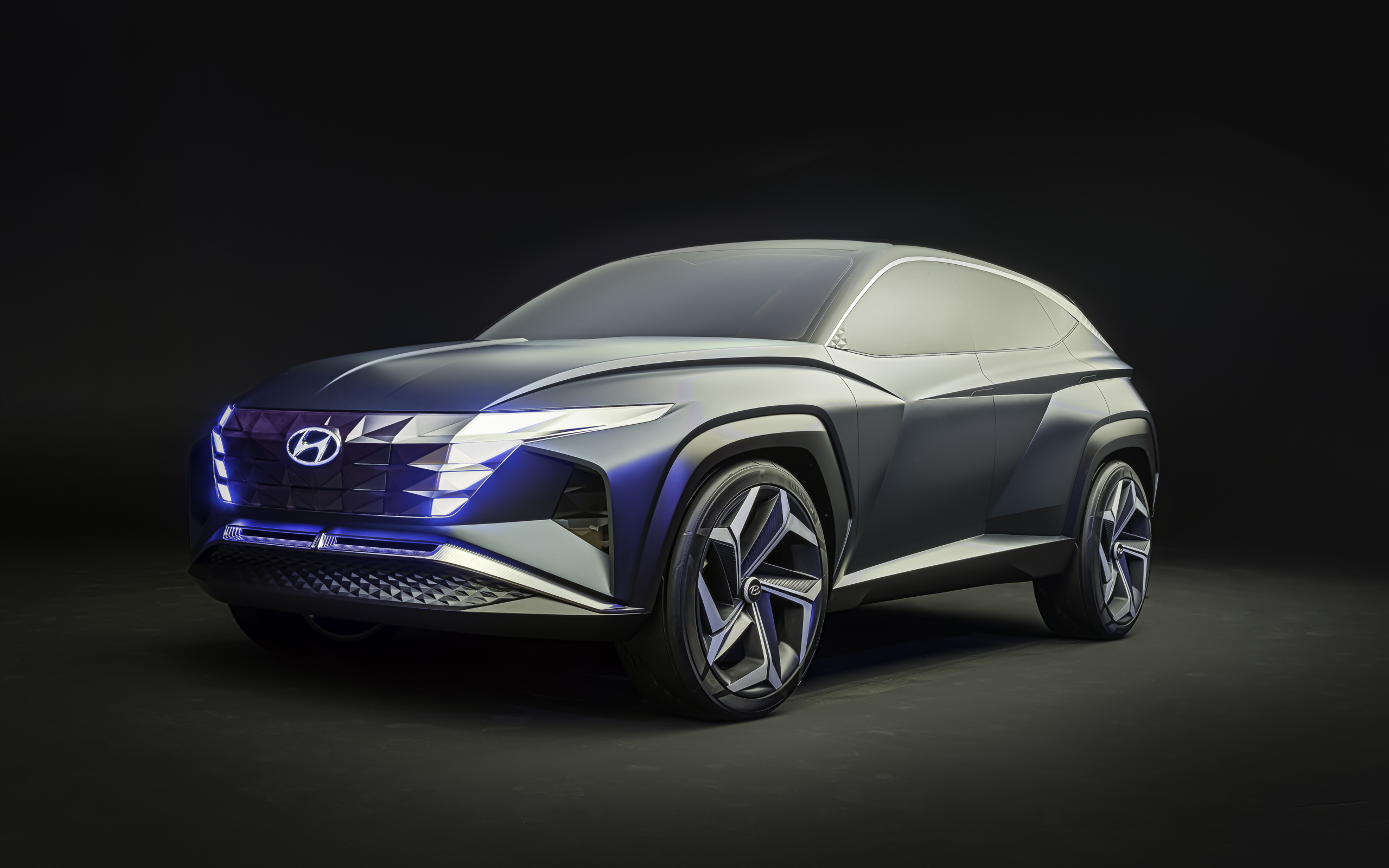 Серебристый автомобиль Hyundai Vision T Concept 2019 года