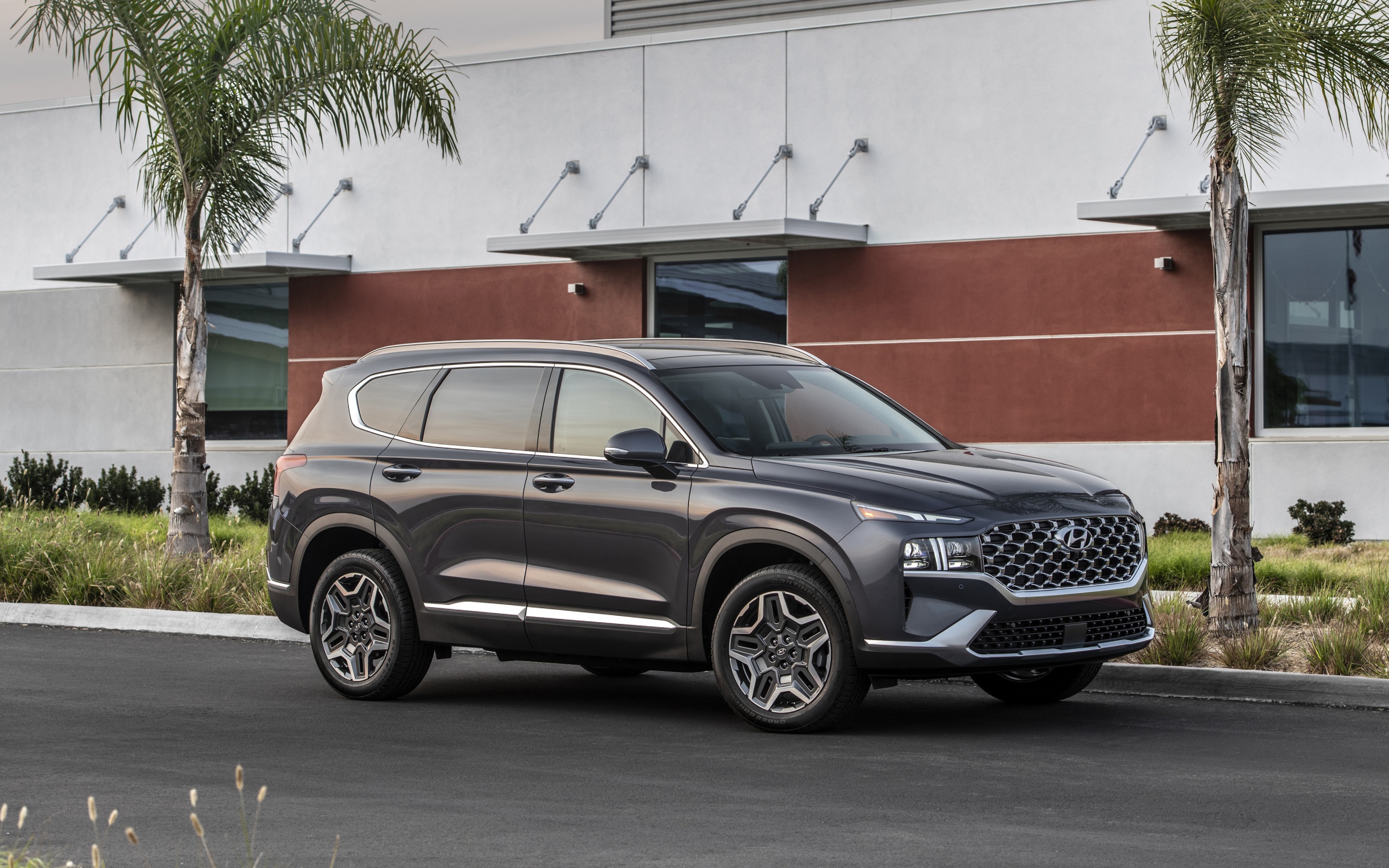 Автомобиль  Hyundai Santa Fe Hybrid, 2021 года у дома