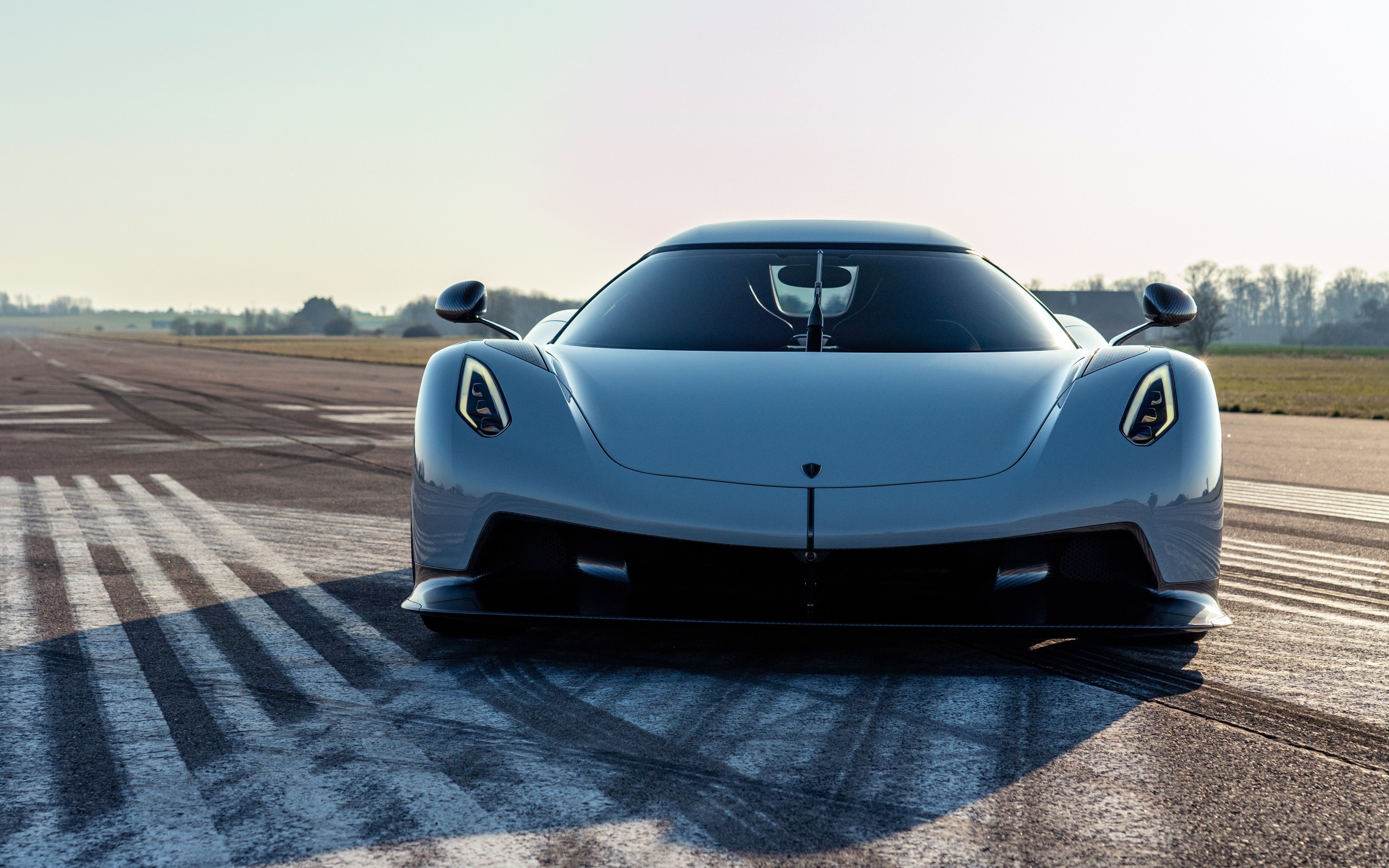 Автомобиль Koenigsegg Jesko Absolut 2020 года на трассе 