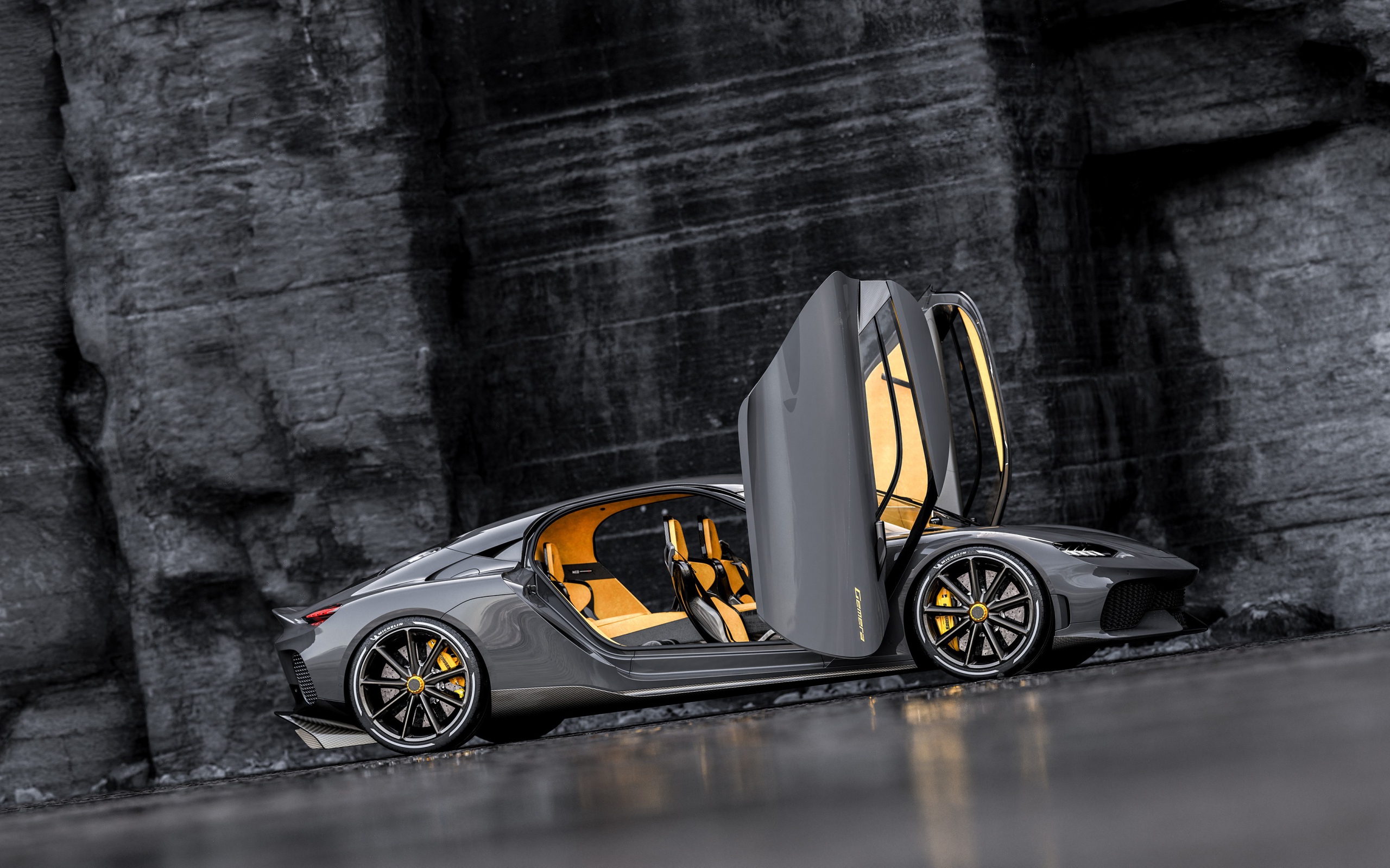 Автомобиль Koenigsegg Gemera 2020 года с открытыми дверями