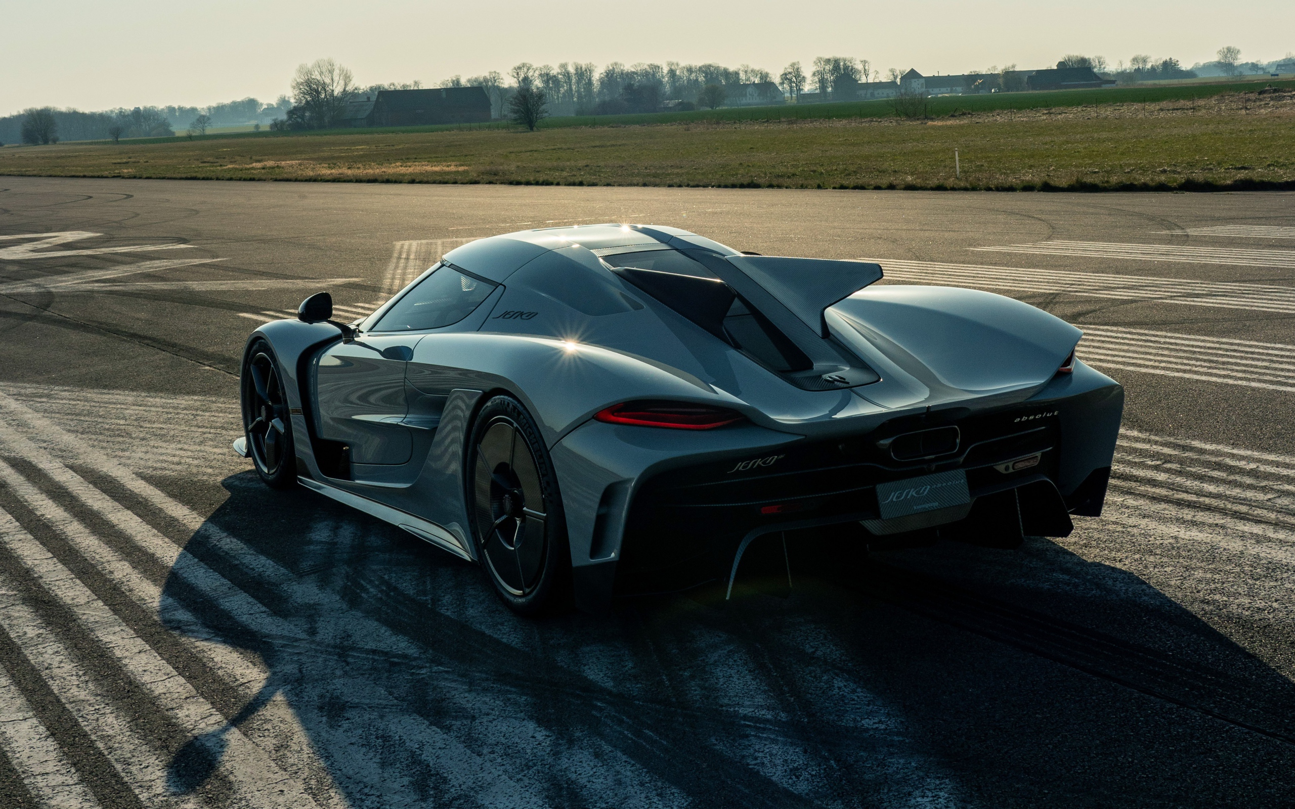 Черный автомобиль Koenigsegg Jesko Absolut 2020 года на трассе 