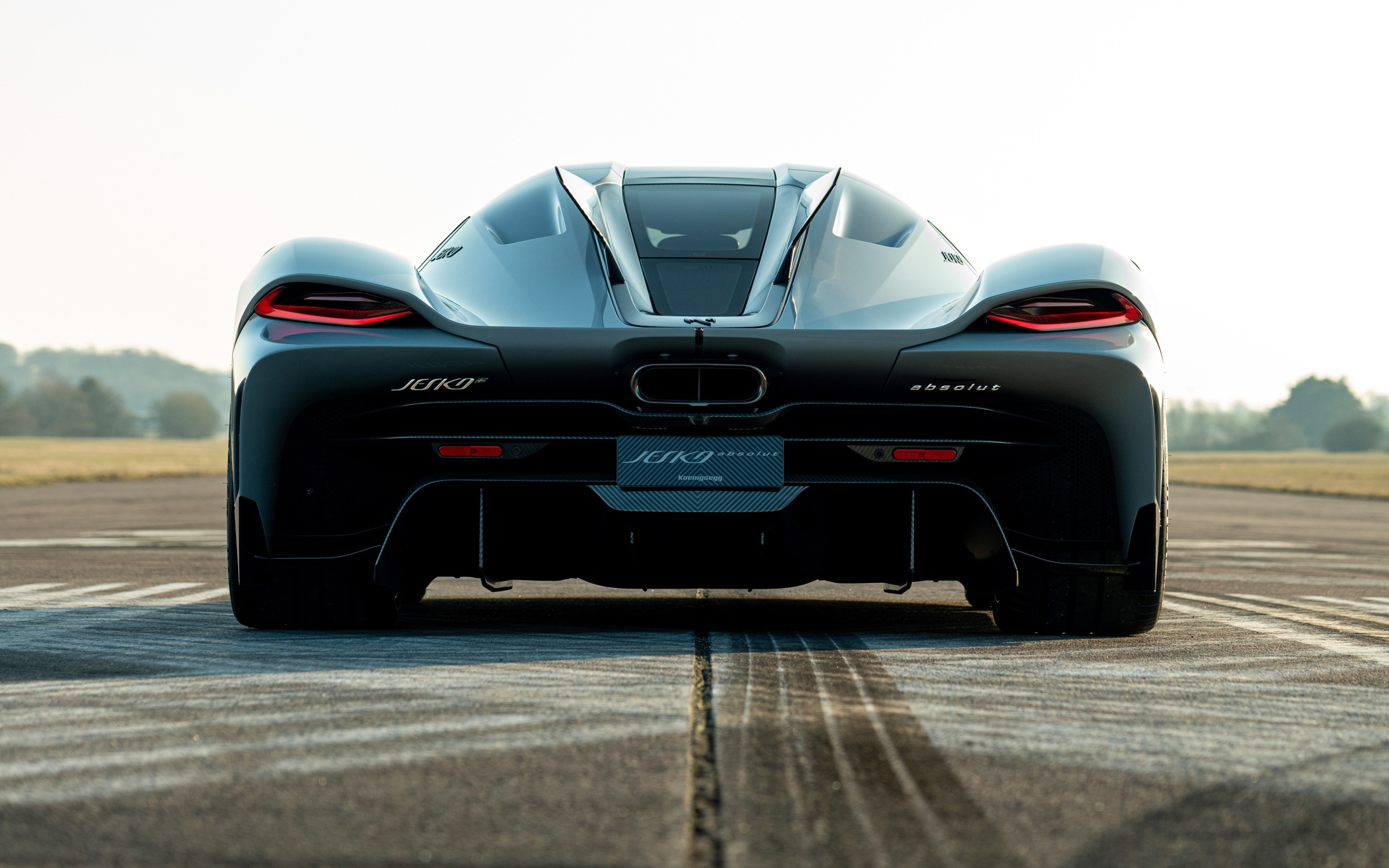 Черный автомобиль Koenigsegg Jesko Absolut 2020 года вид сзади