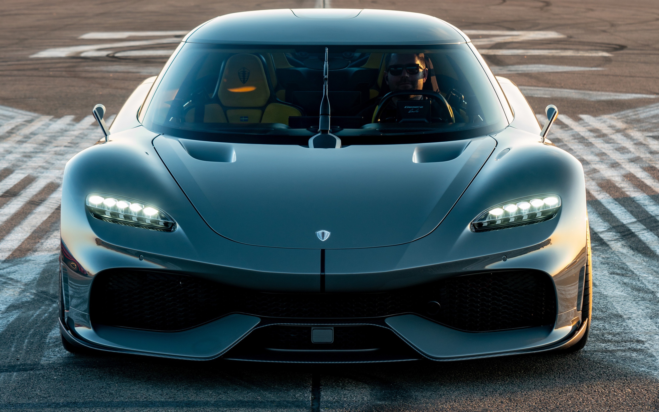 Черный быстрый автомобиль Koenigsegg Gemera 2020 года вид спереди