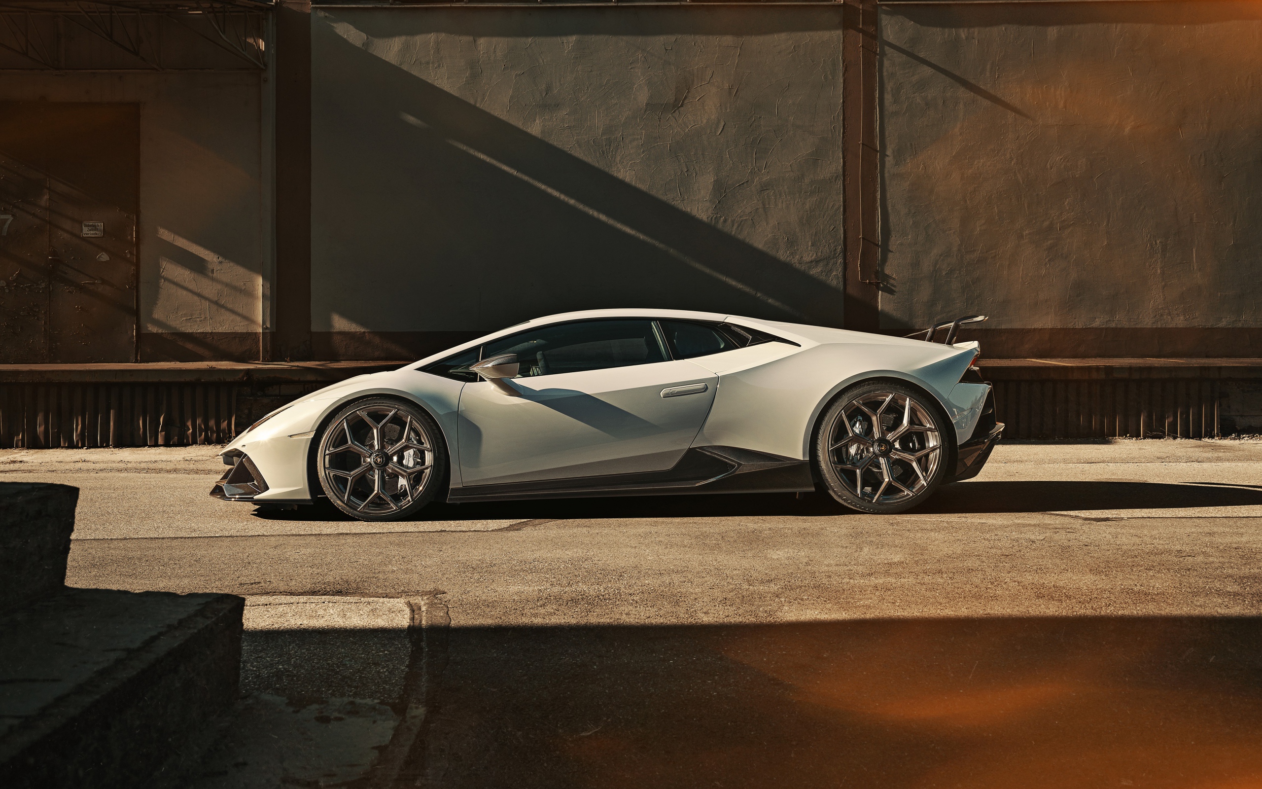 Белый автомобиль  Lamborghini Huracan EVO 2020 года 