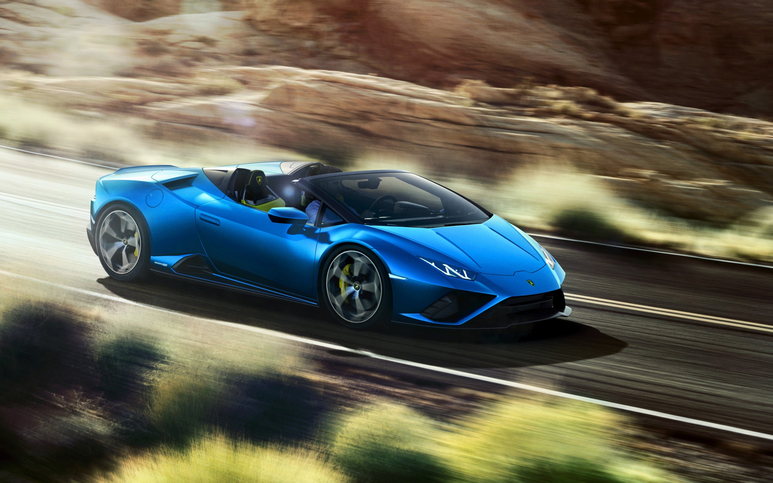 Синий автомобиль Lamborghini Huracan EVO RWD Spyder 2020 года на скорости 