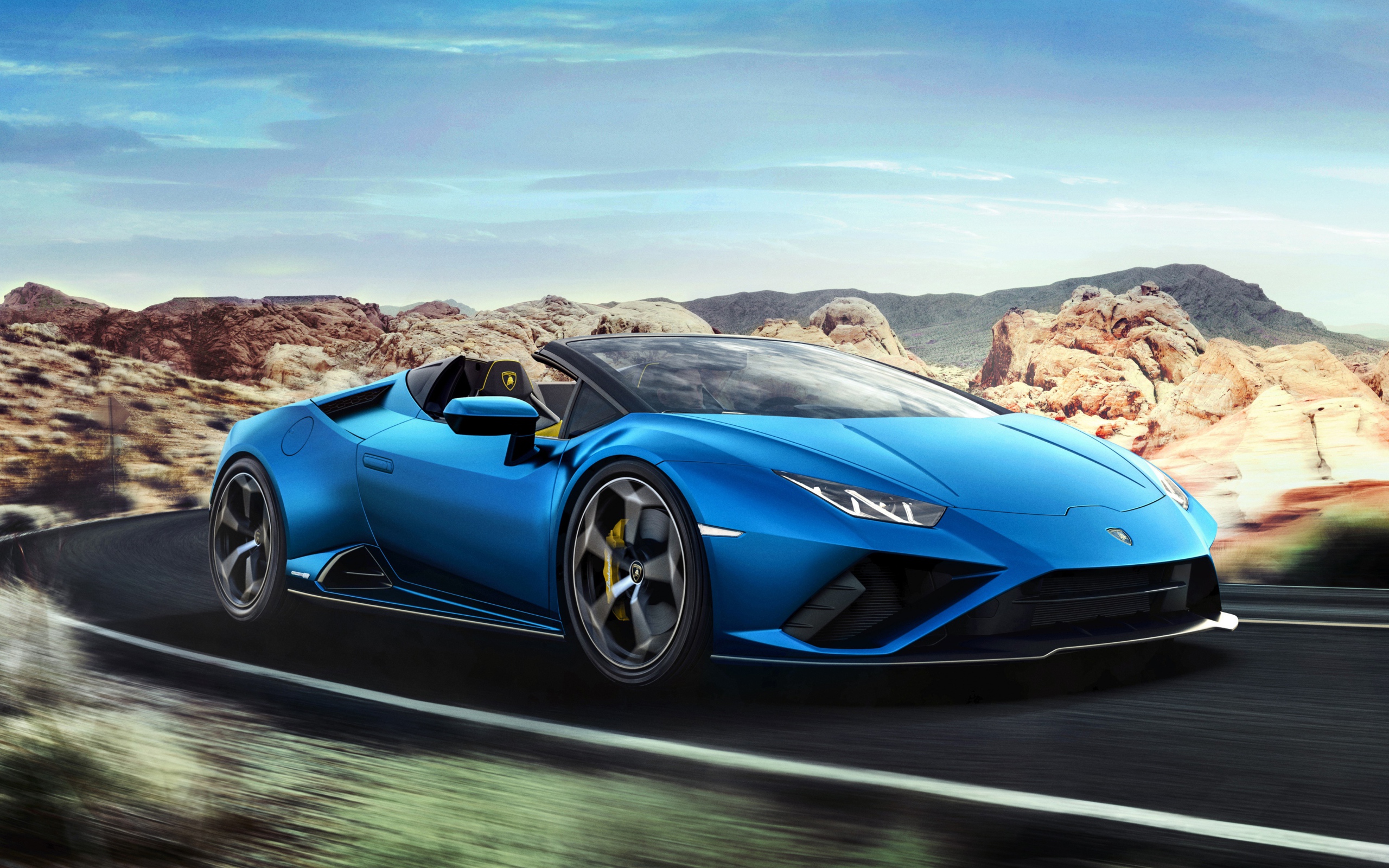 Синий быстрый автомобиль Lamborghini Huracan EVO RWD Spyder 2020 года на дороге 