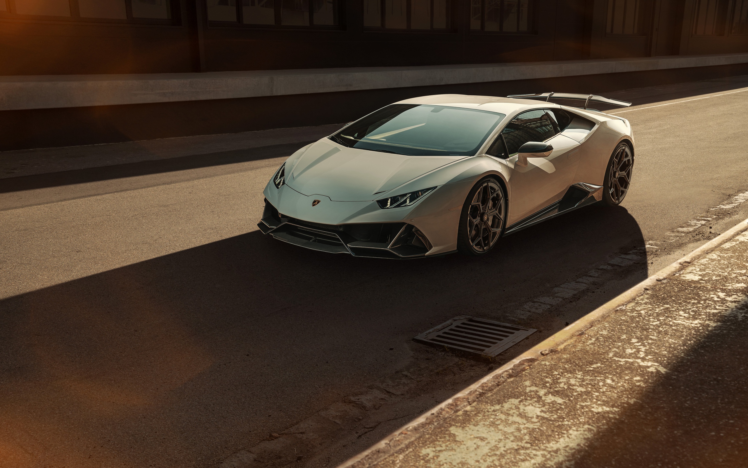 Серебристый автомобиль  Lamborghini Huracan EVO 2020  года на асфальте