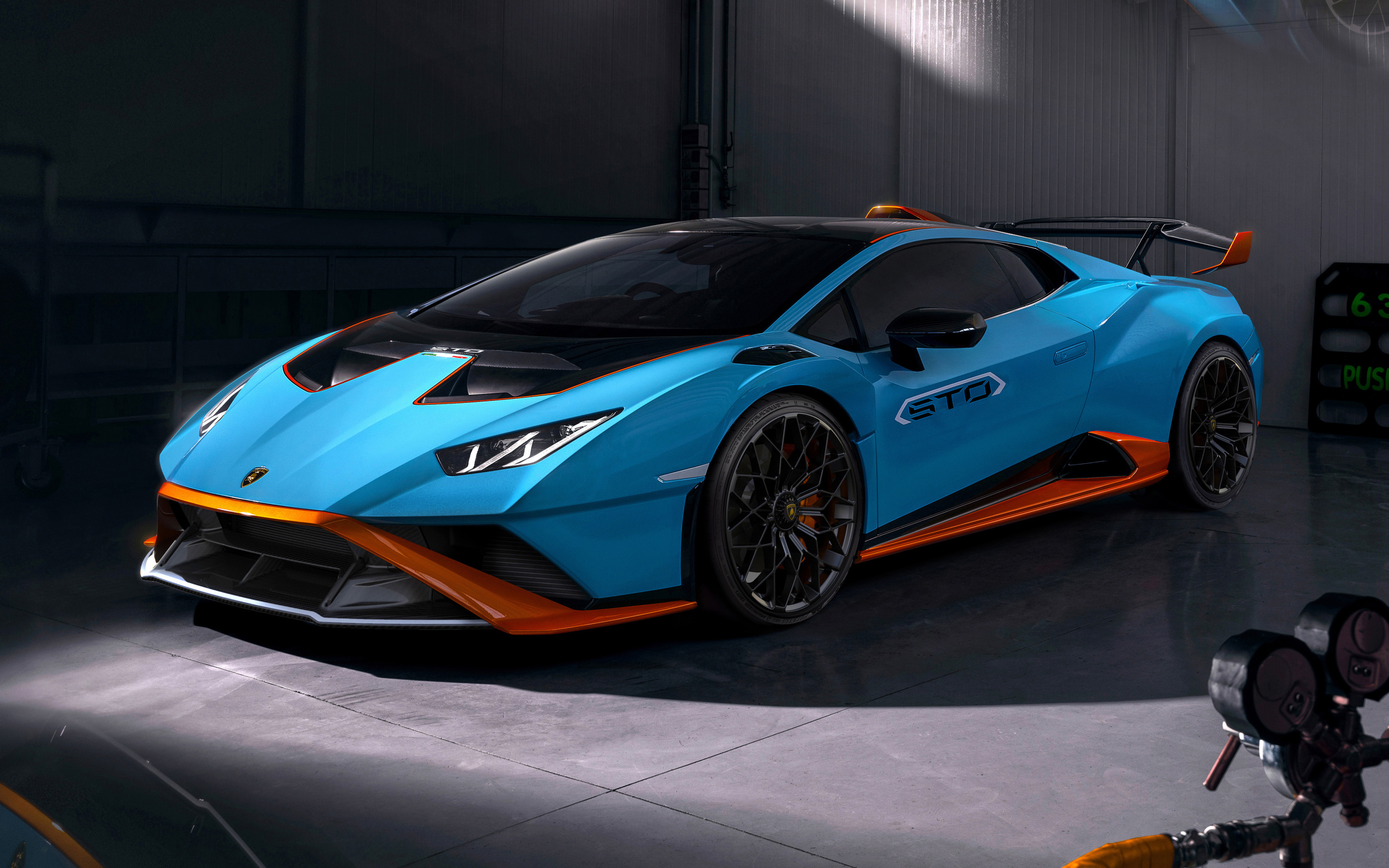 Автомобиль Lamborghini Huracán STO 2021 года в гараже
