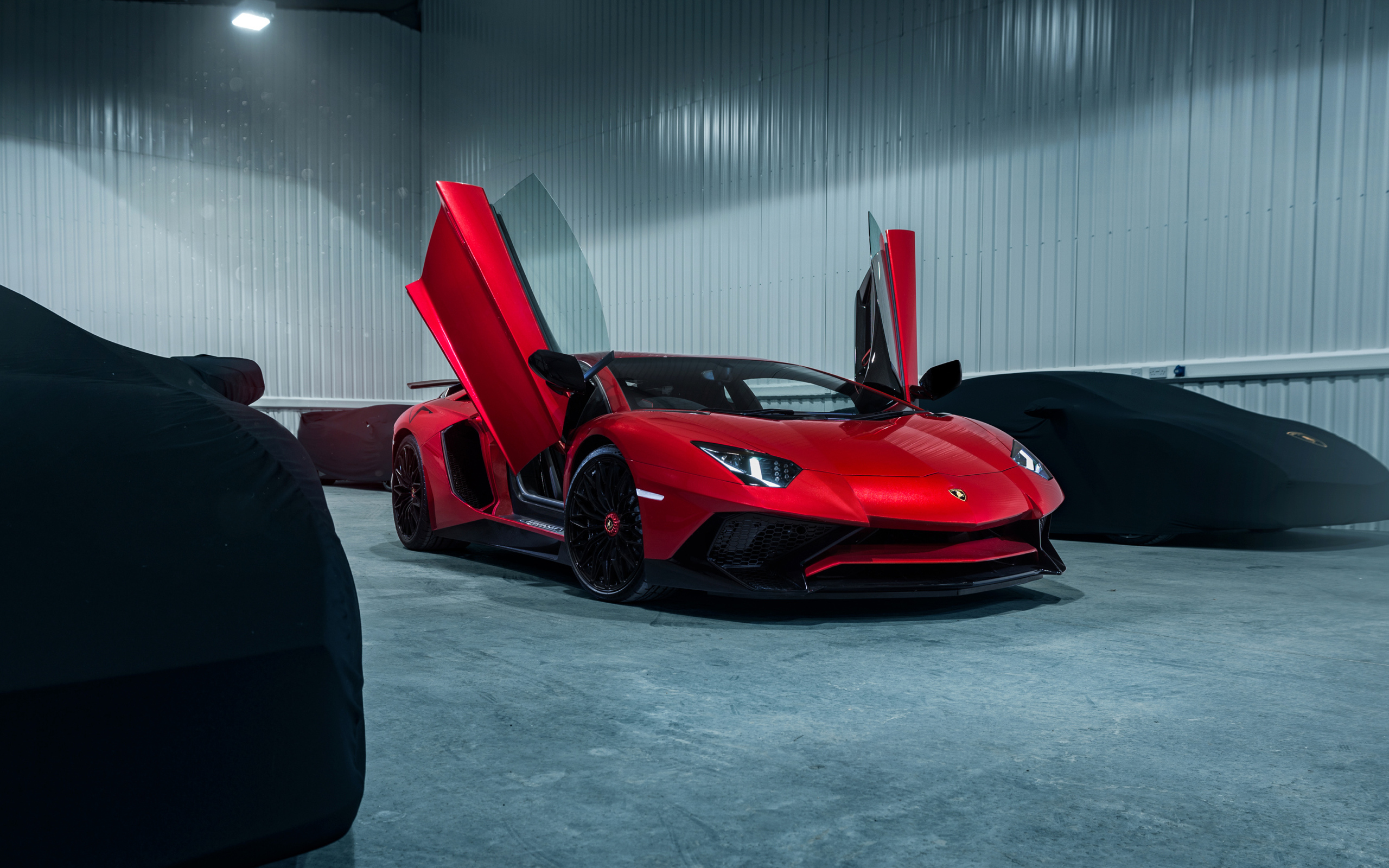 Красный автомобиль Lamborghini Aventador SV  с открытыми дверями