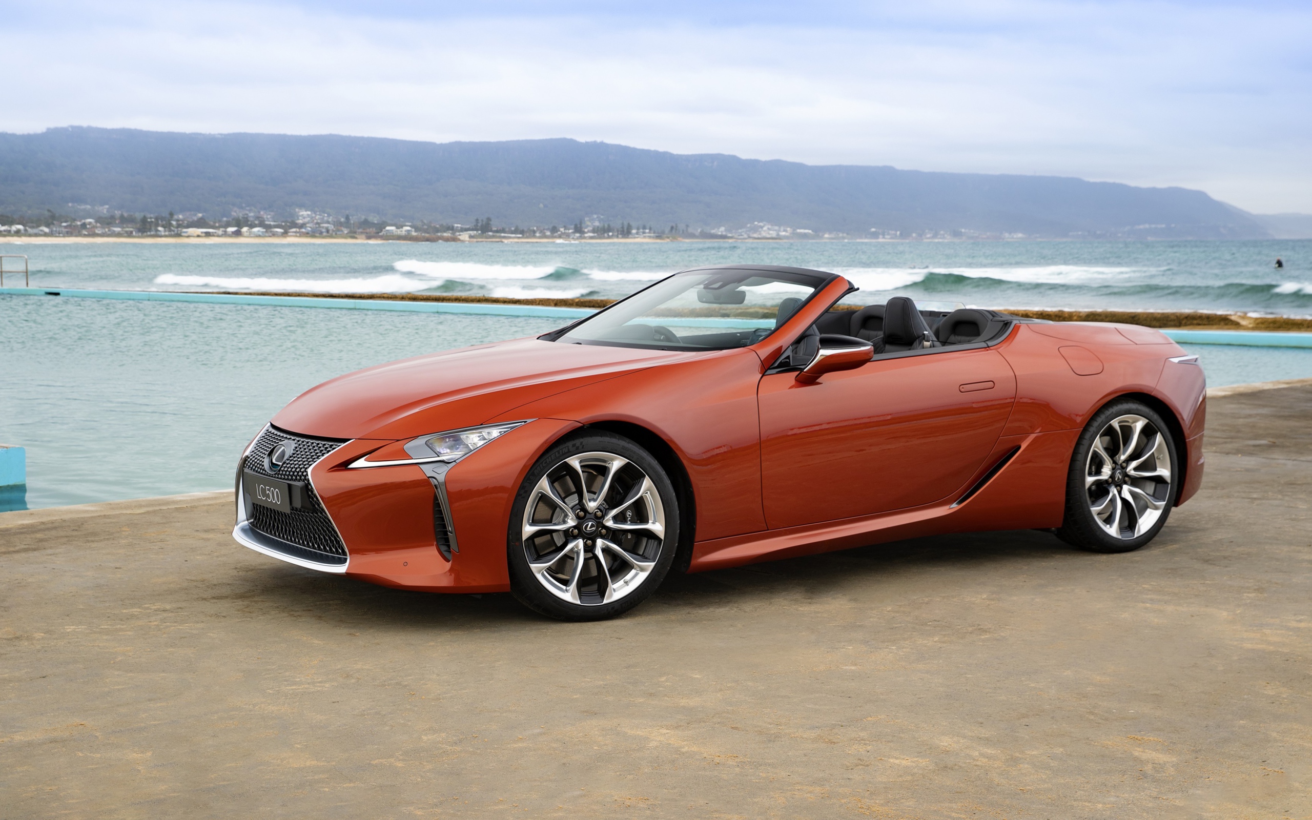 Красный кабриолет Lexus LC 500,  2020 года у воды 
