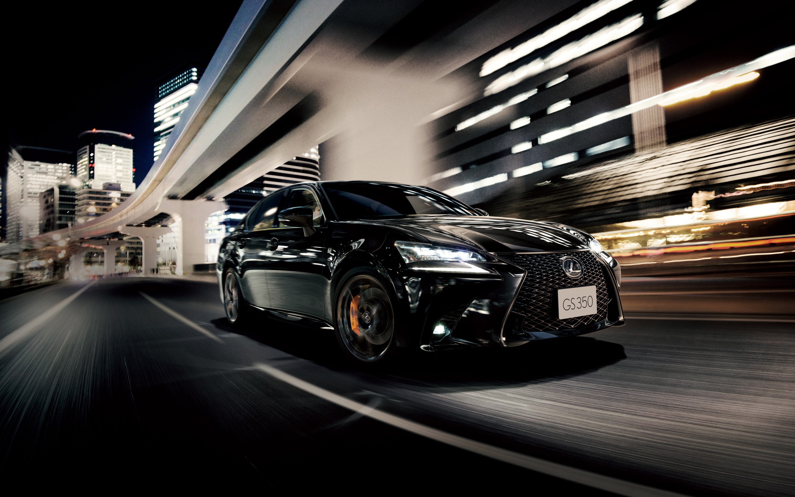 Черный автомобиль Lexus GS 350 Eternal Touring 2020 года едет под мостом 