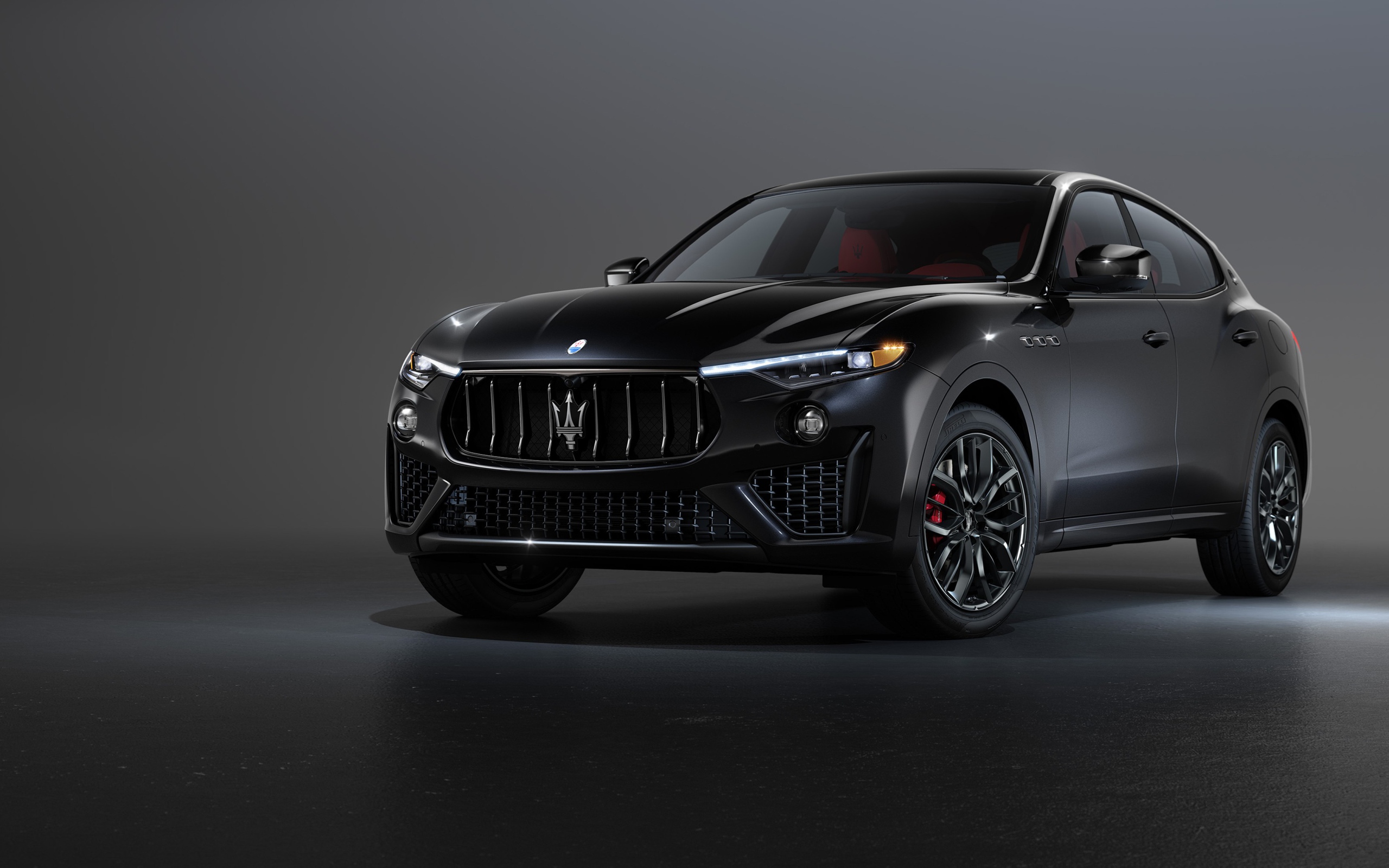 Черный автомобиль  Maserati Levante S Q4, 2020 года на сером фоне