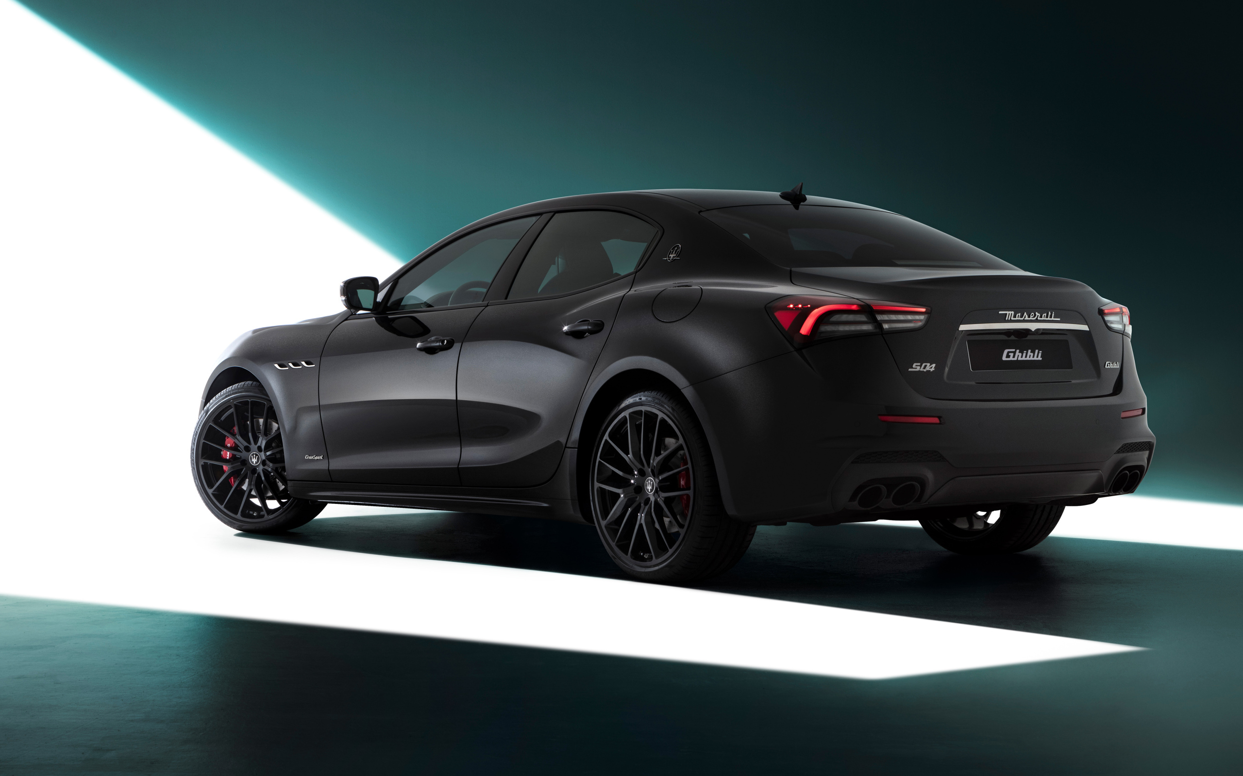 Автомобиль Maserati Ghibli S Q4, 2021 года вид сзади