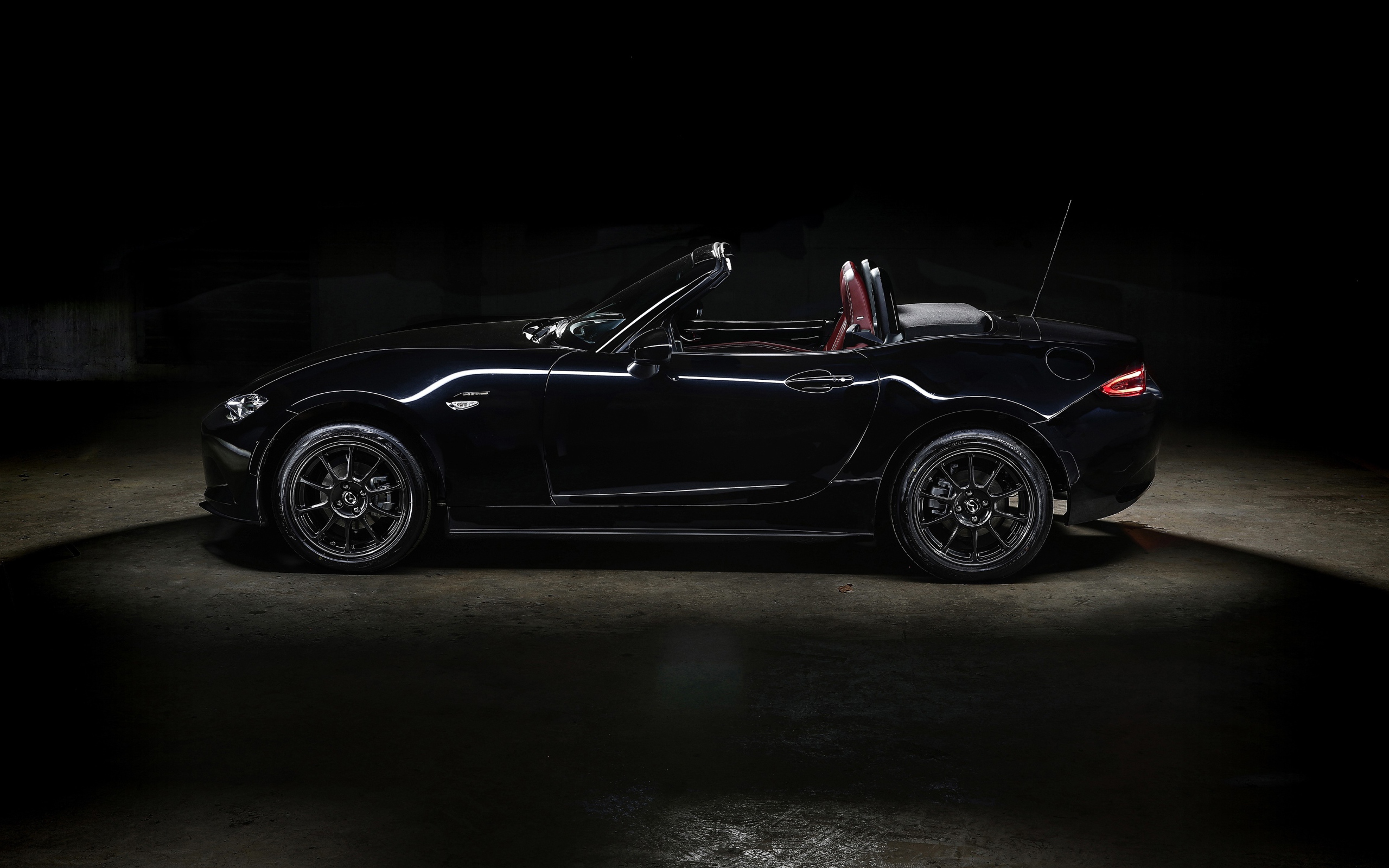 Черный автомобиль Mazda MX-5 Eunos Edition 2020 года 