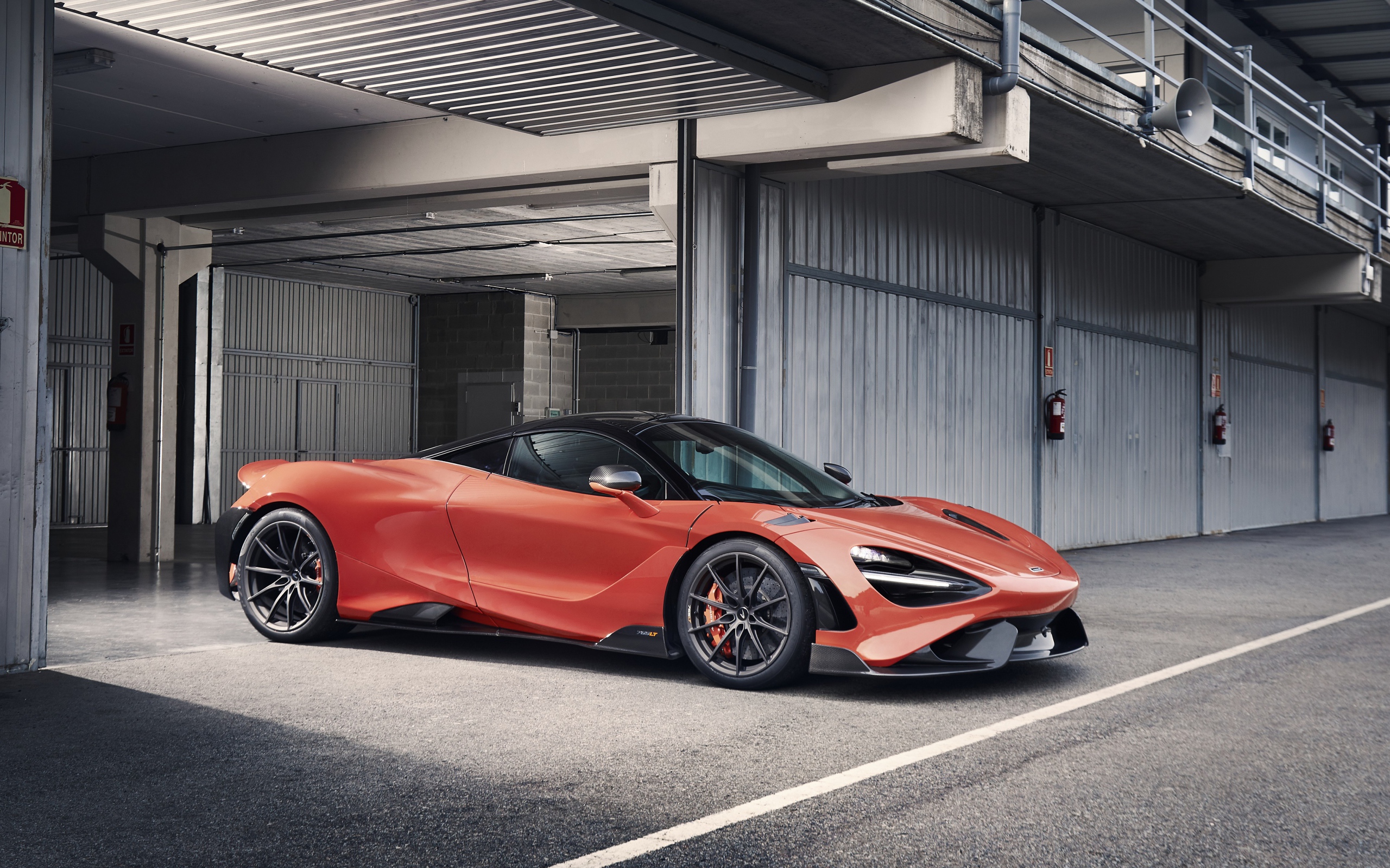 Автомобиль McLaren 765LT 2020 года выезжает из гаража 