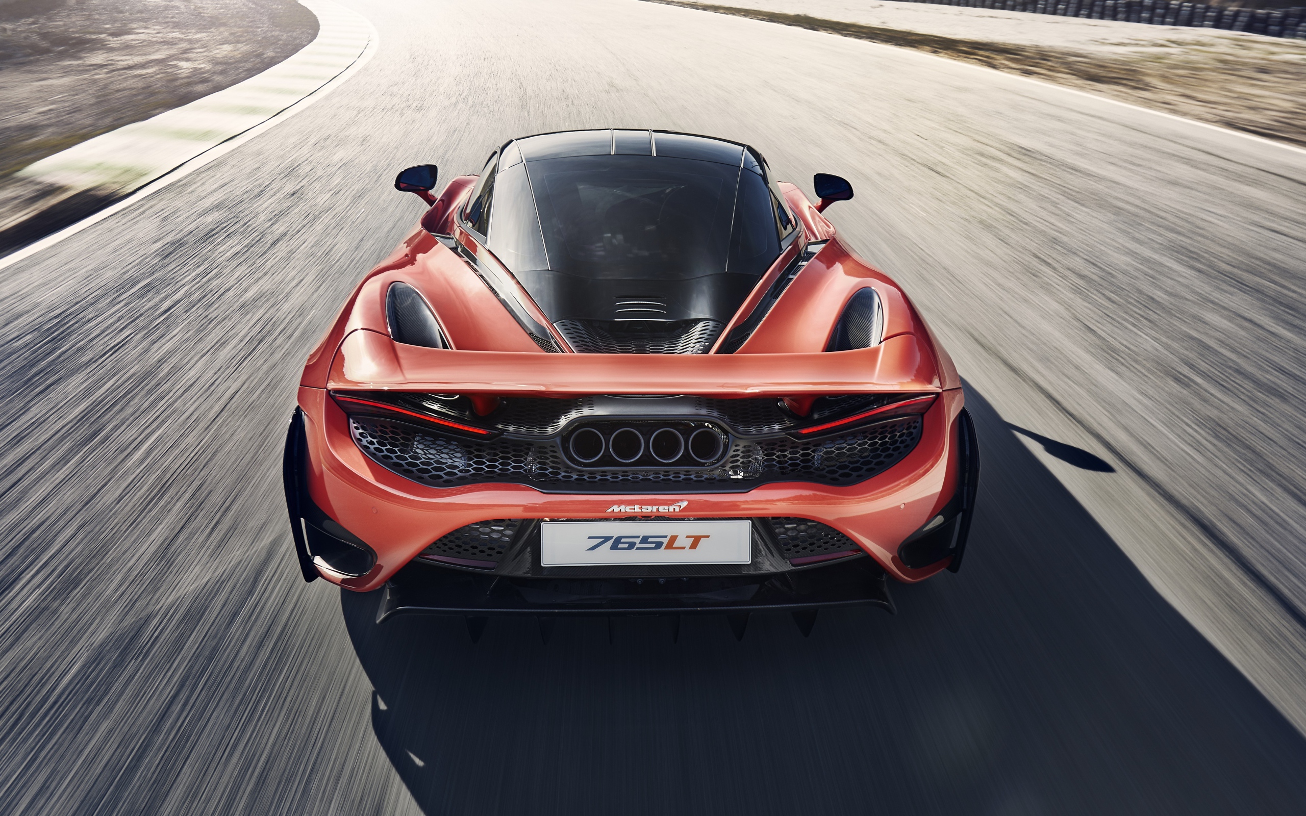 Автомобиль McLaren 765LT 2020 года вид сзади