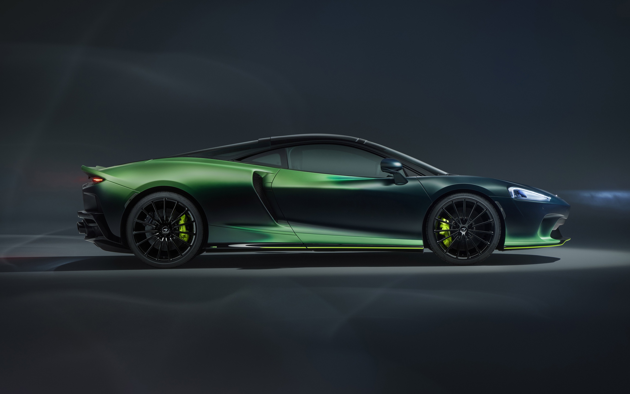 Автомобиль McLaren GT Verdant Theme By MSO 2020 года вид сбоку