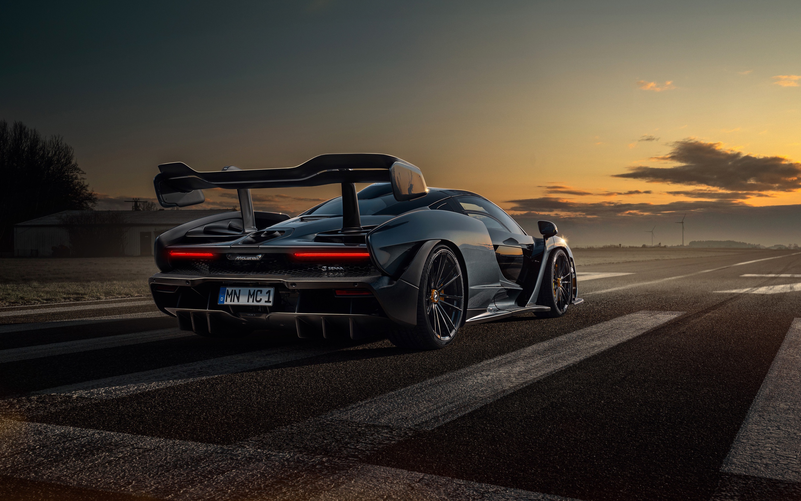 Гоночный автомобиль Novitec McLaren Senna 2020 года на трассе 