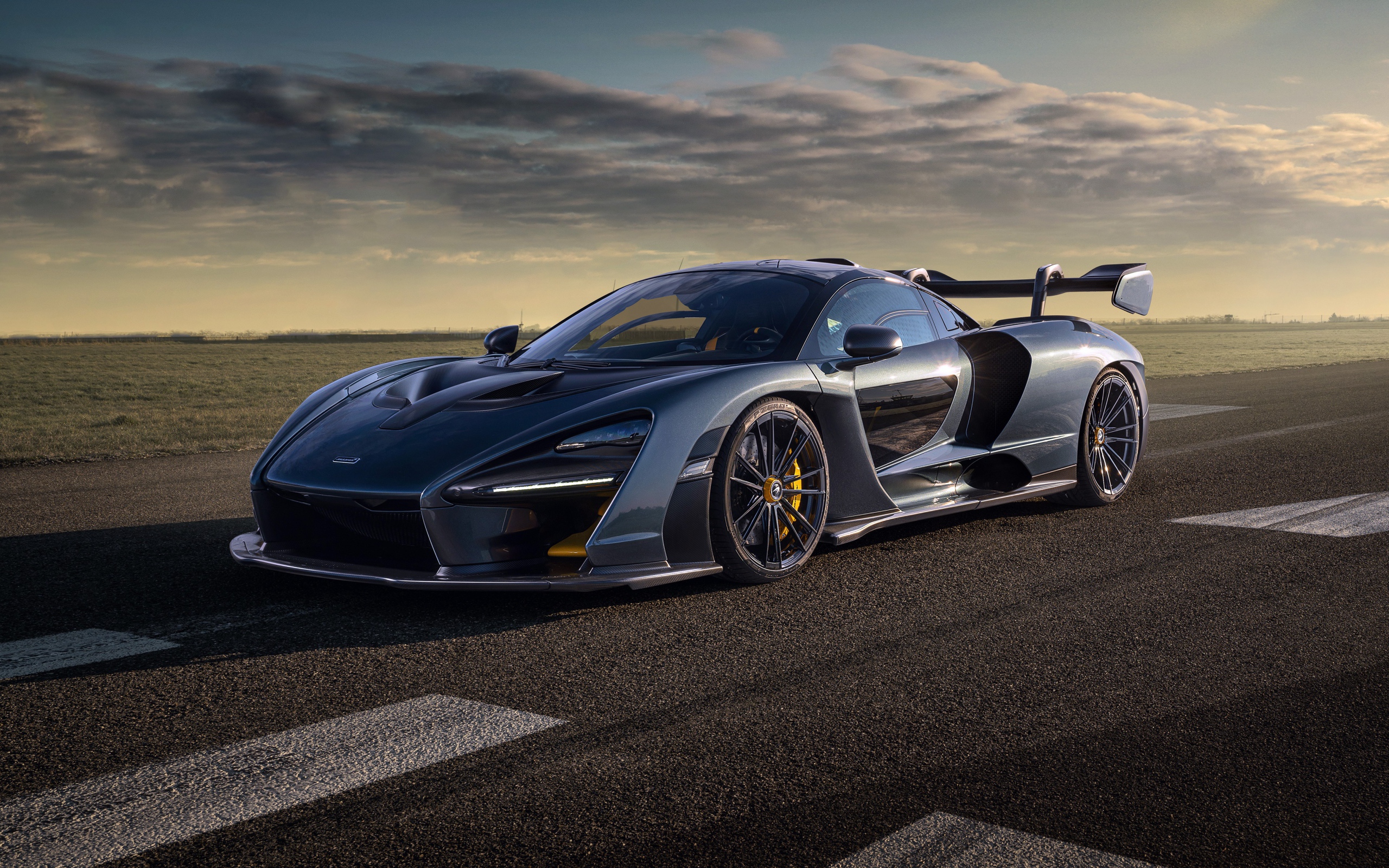Серебристый гоночный автомобиль Novitec McLaren Senna 2020 года 
