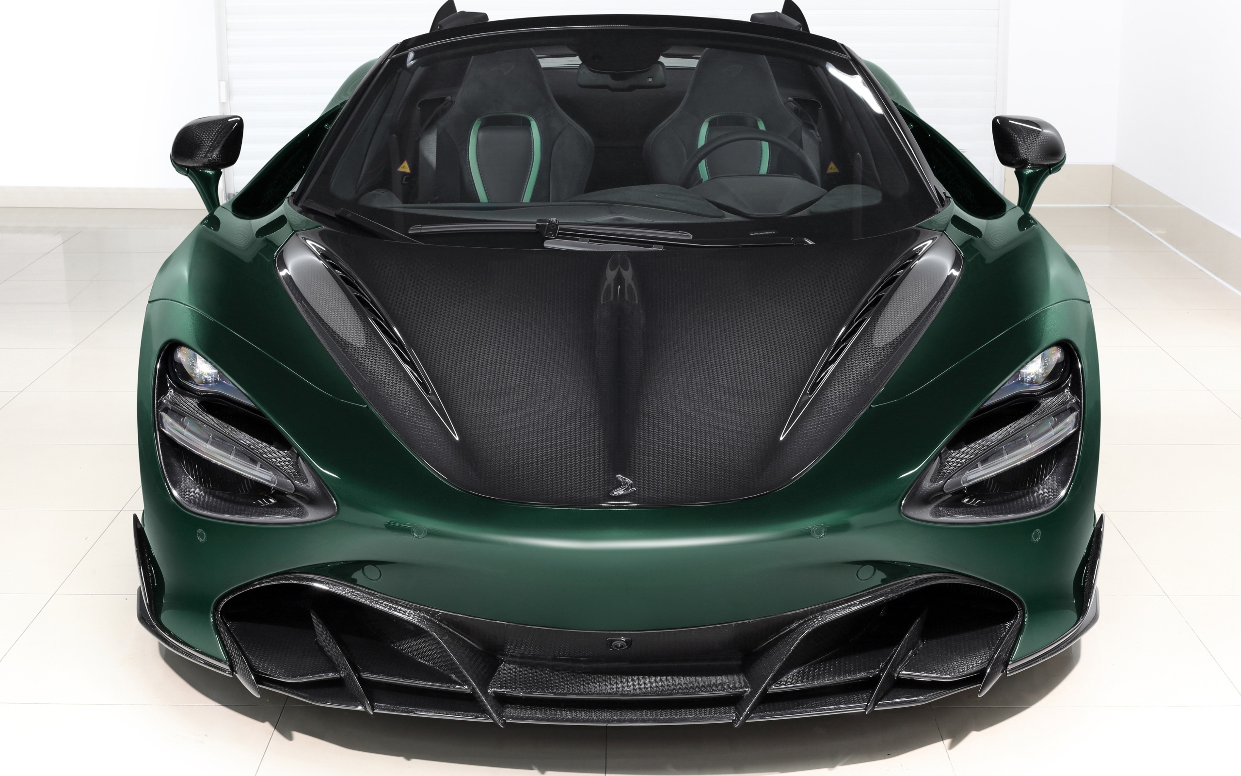 Зеленый автомобиль  McLaren 720S Spider Fury 2020 года вид спереди
