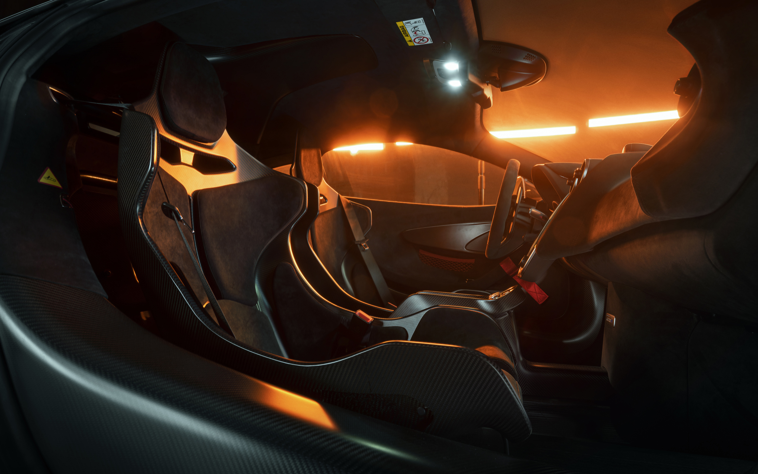 Черный салон автомобиля McLaren 620R 2021 года