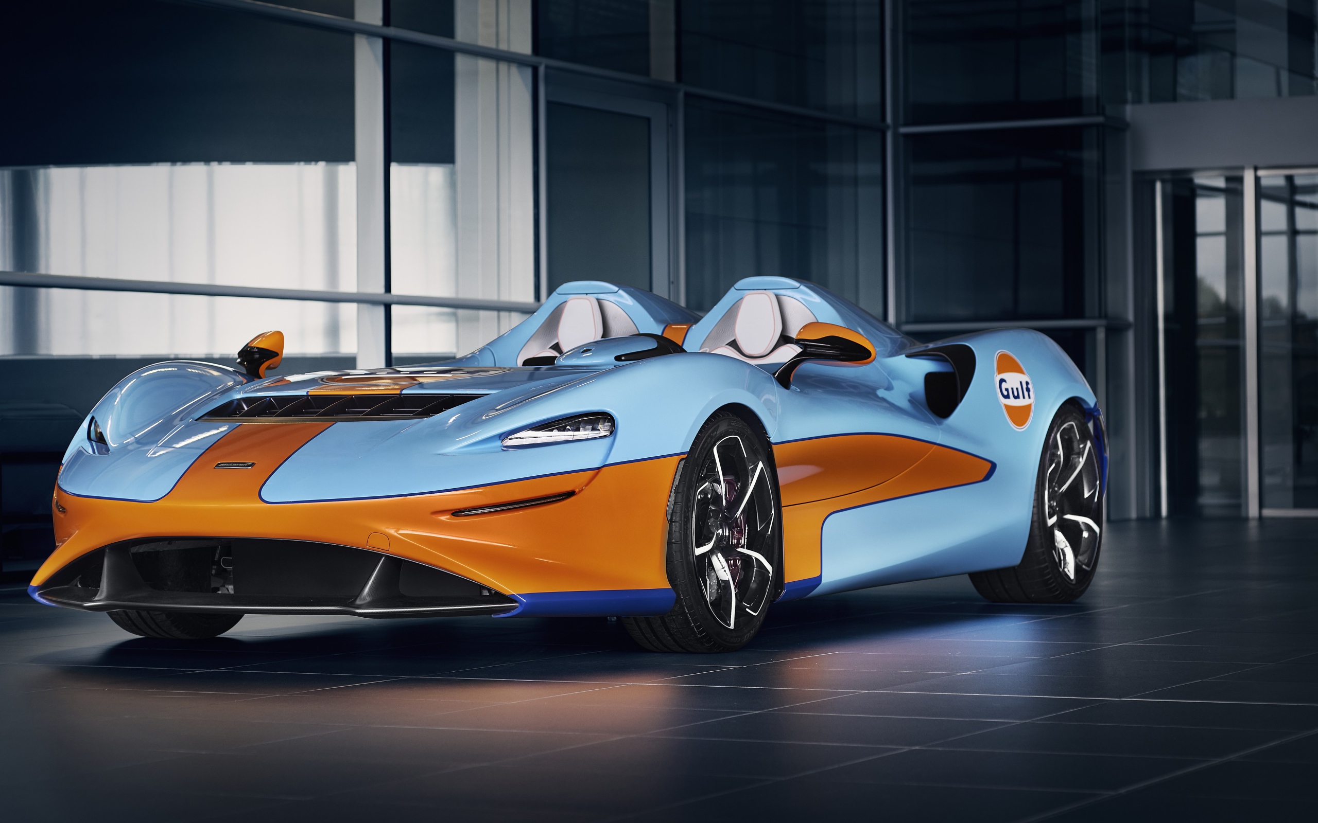 Спортивный автомобиль McLaren Elva Gulf Theme By MSO 2021 года у здания 