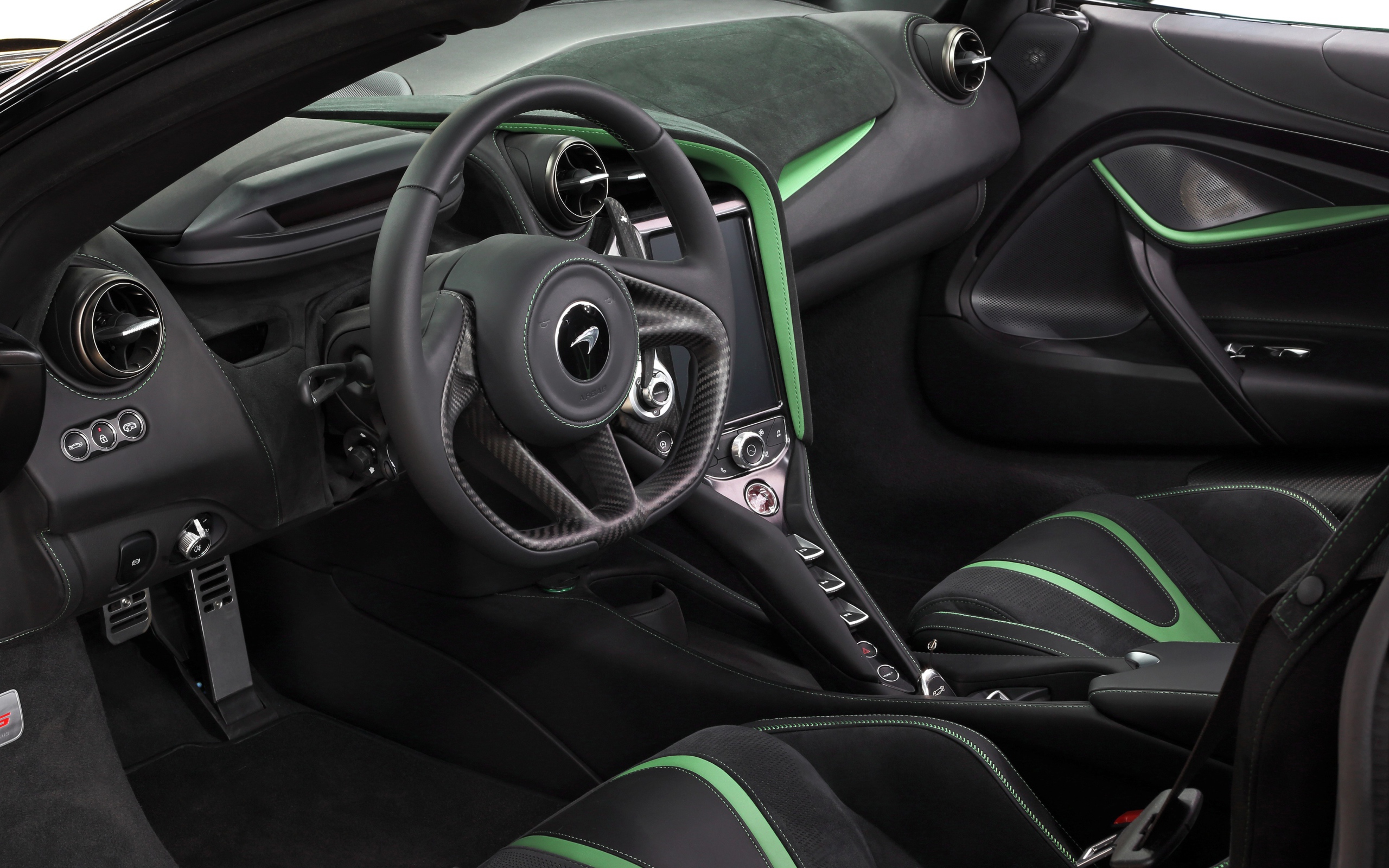 Черный салон автомобиля  McLaren 720S Spider Fury 2020 года 