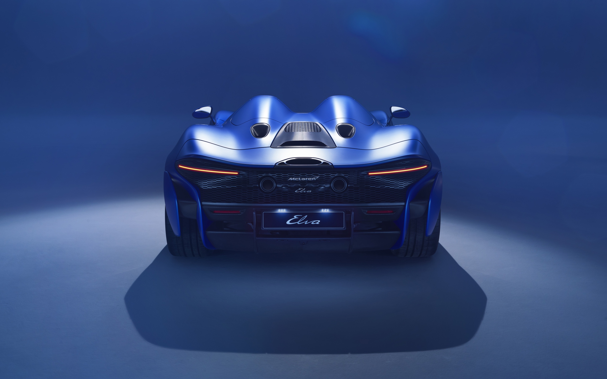 Синий автомобиль McLaren Elva 2020 года вид сзади