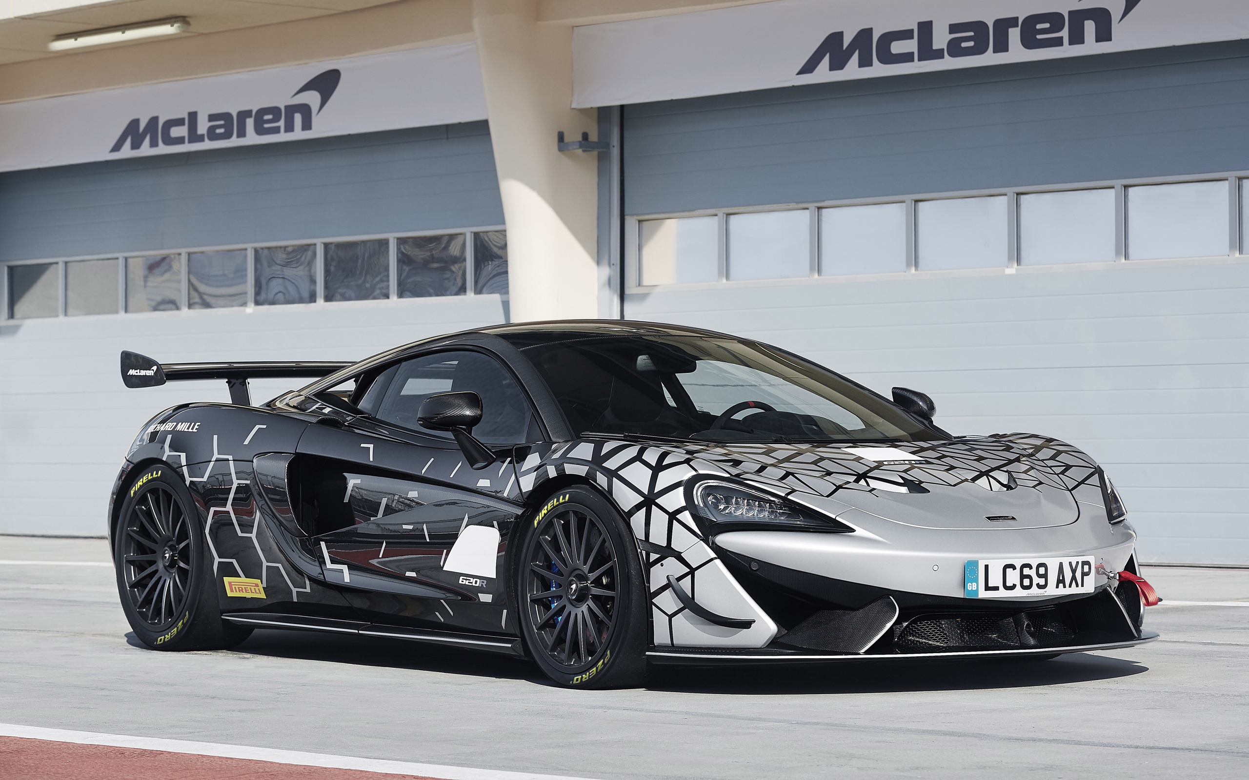 Гоночный автомобиль McLaren 620R у гаража