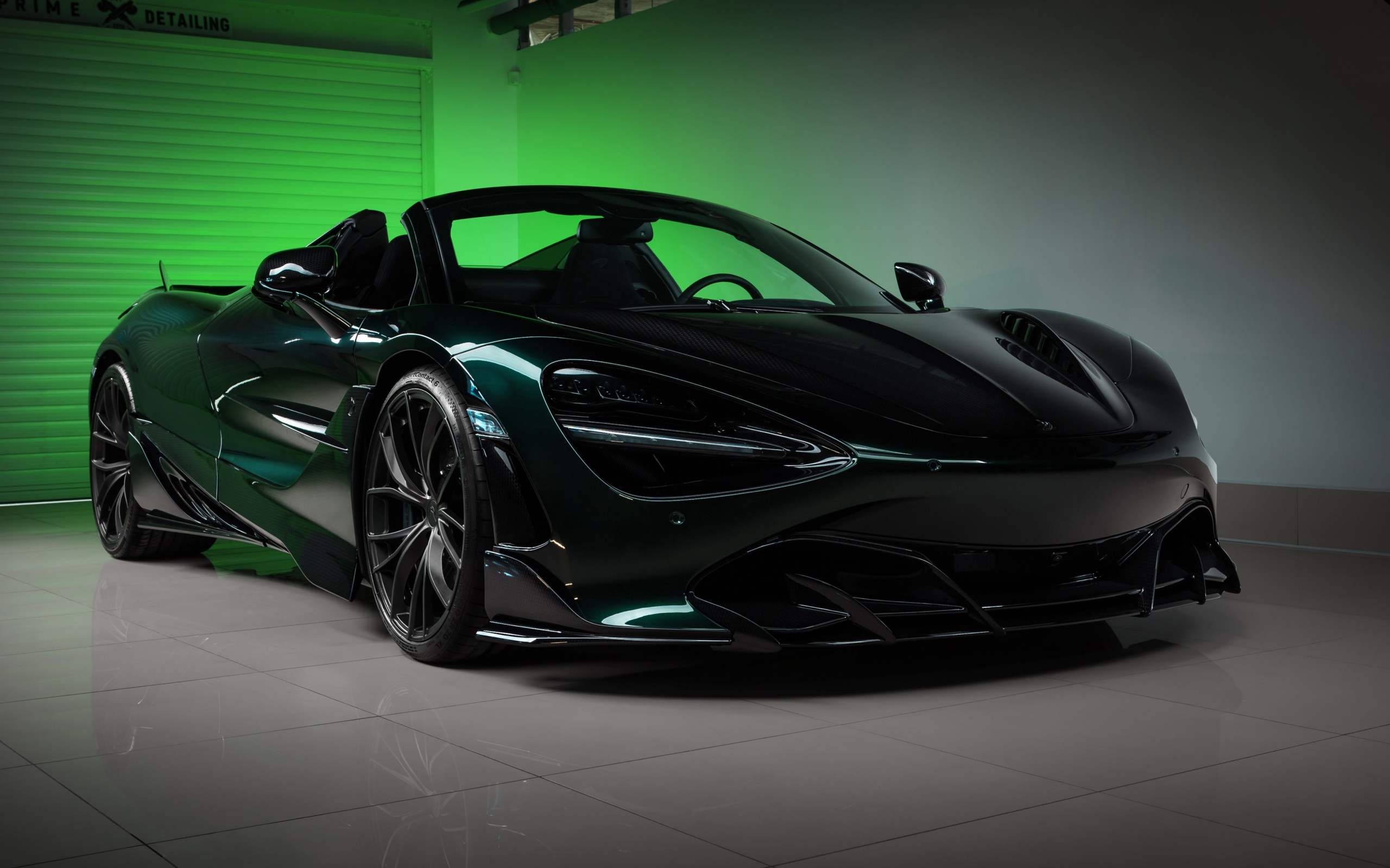 Черный спортивный автомобиль  McLaren 720S, 2020 года в гараже 