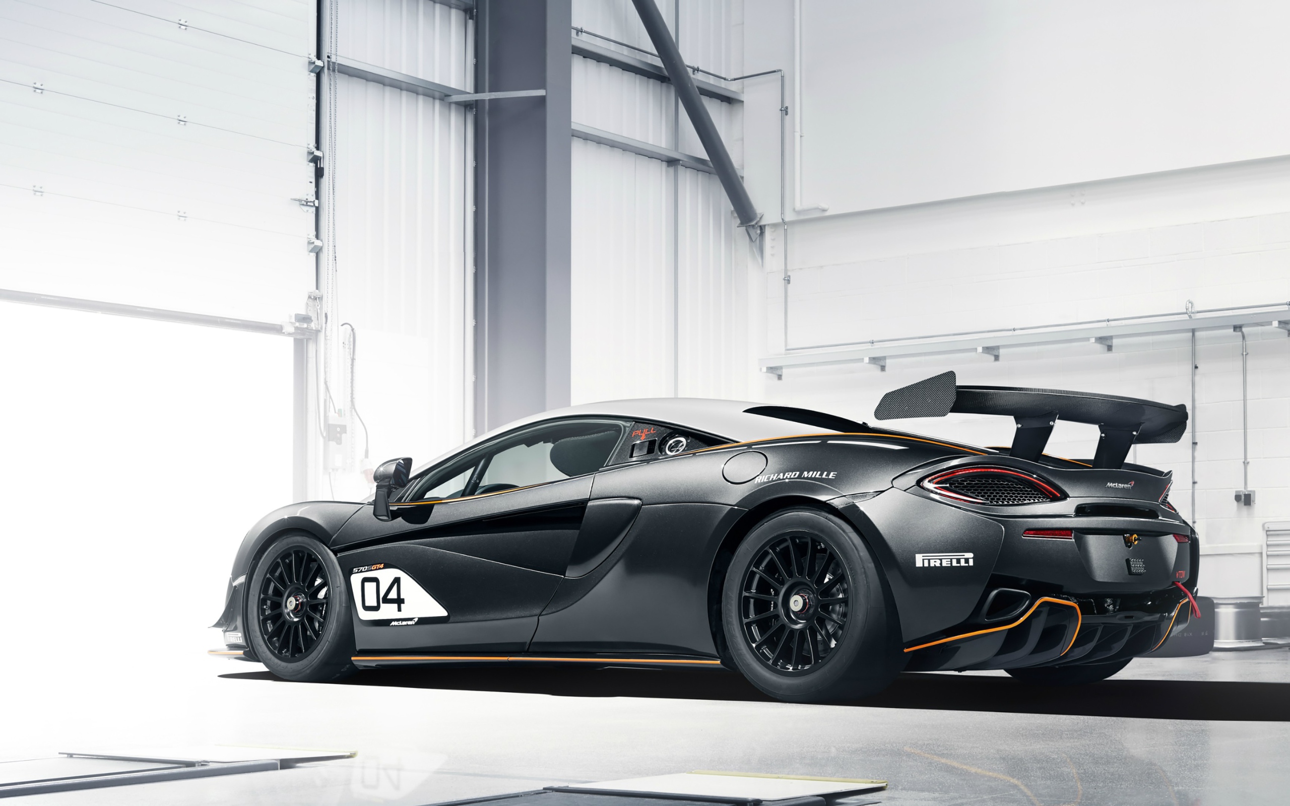 Спортивный  McLaren 570S GT4, 2020 года вид сзади