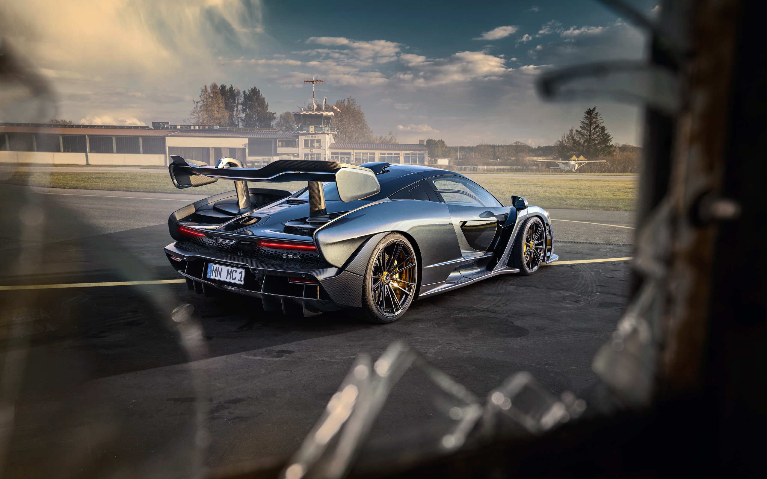 Вид из разбитого окна на автомобиль Novitec McLaren Senna 2020 года