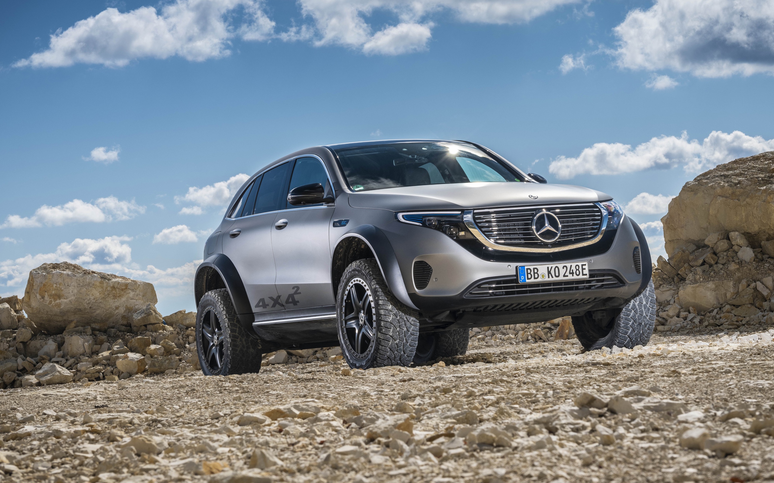 Серебристый внедорожник Mercedes-Benz EQC 4x4 2020 года 