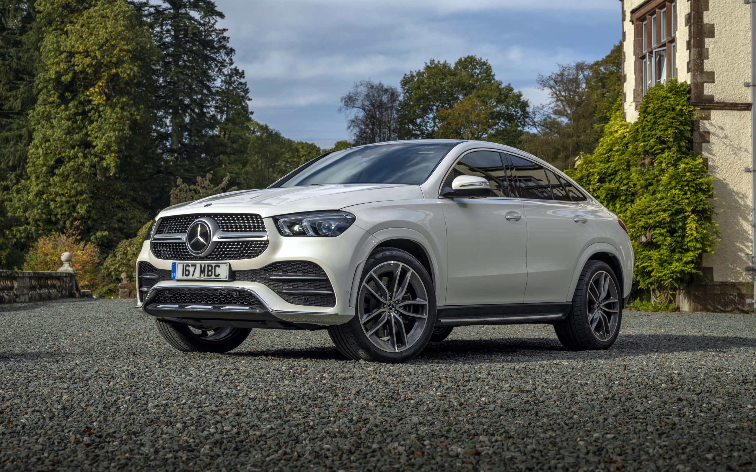 Автомобиль Mercedes-Benz GLE 400 D 4MATIC AMG Line Coupé 2020 года у дома