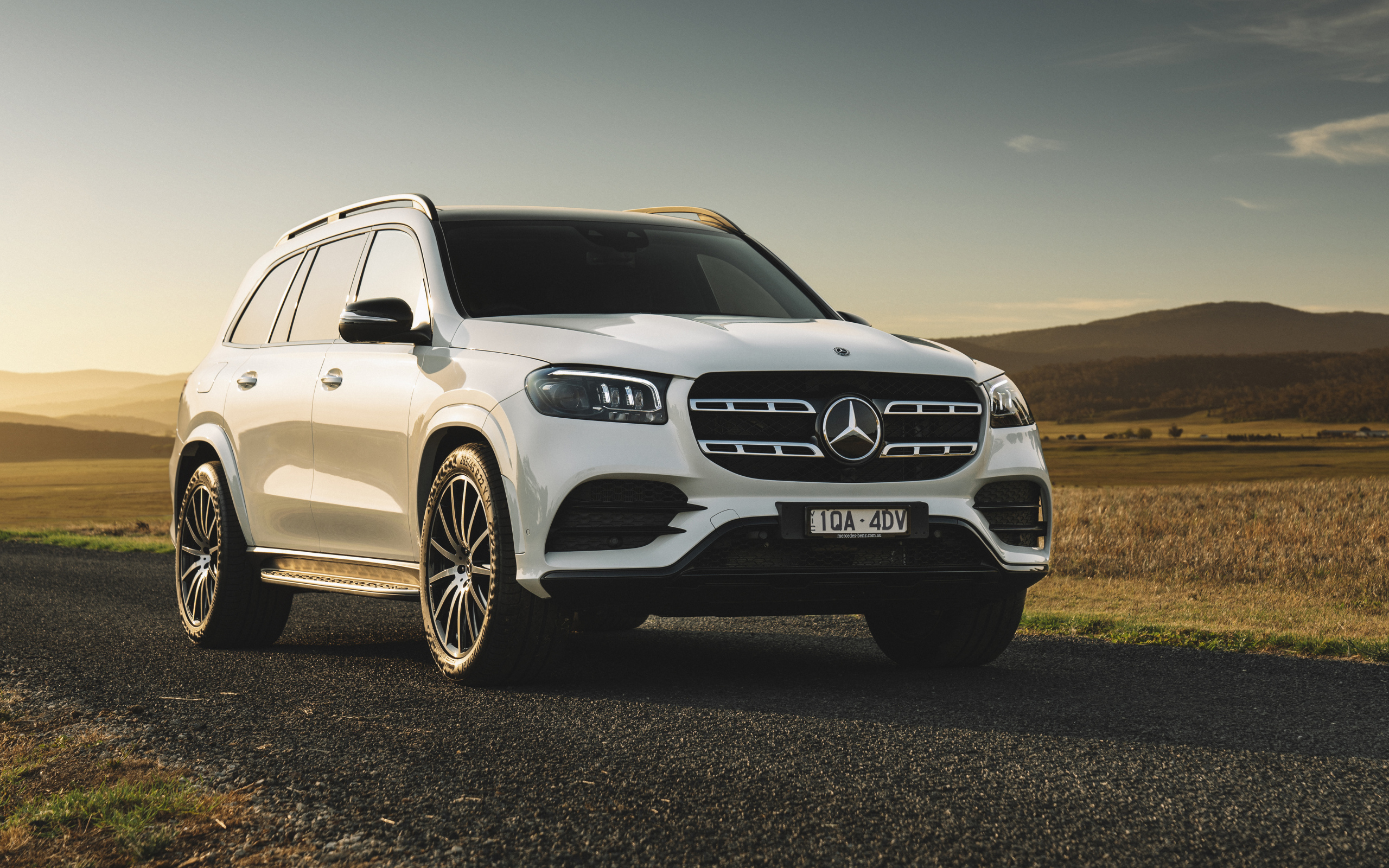 Белый стильный внедорожник Mercedes-Benz GLS 400 D 4MATIC AMG Line 2020 года