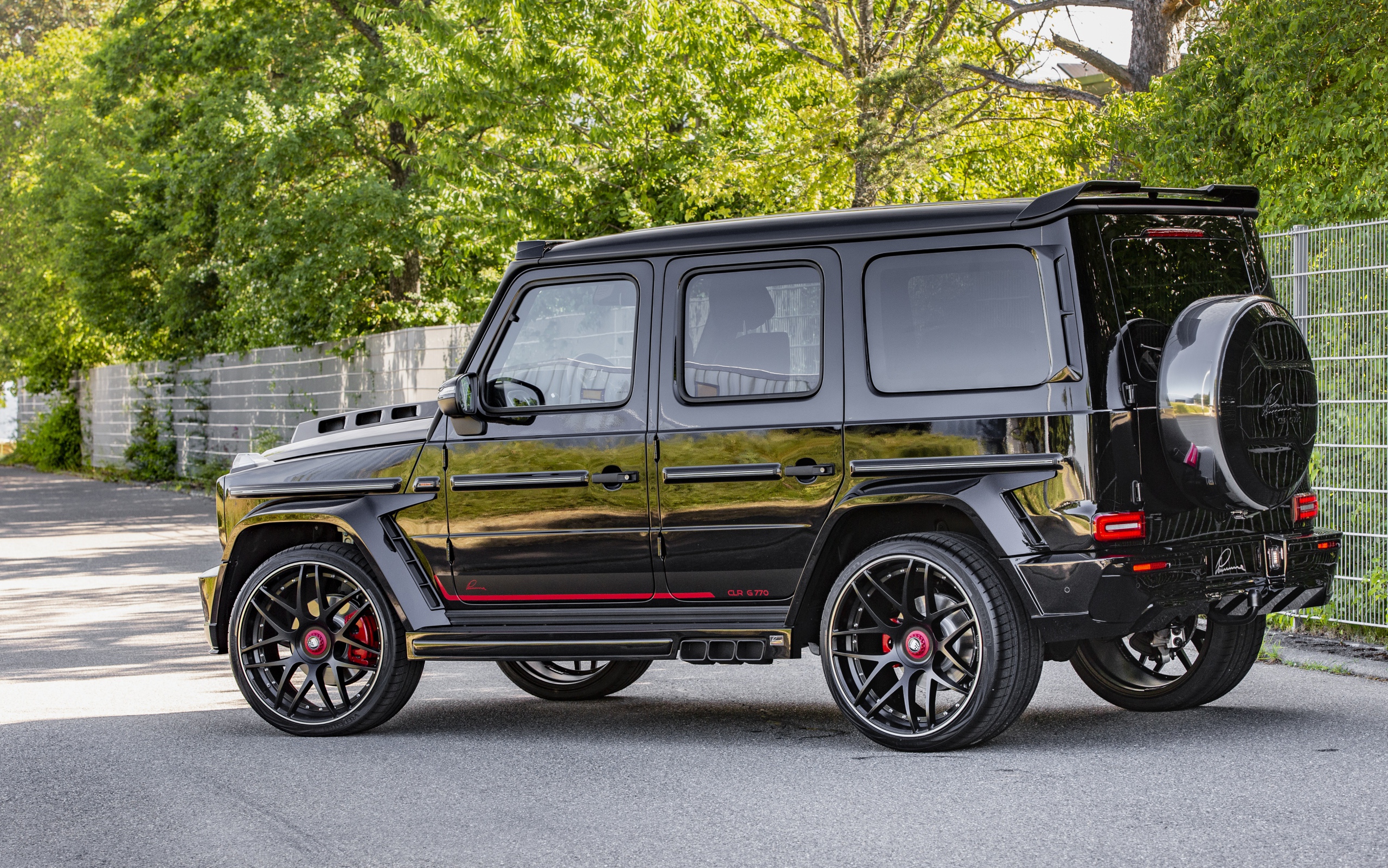 Черный джип Mercedes-Benz G-Class  на улице