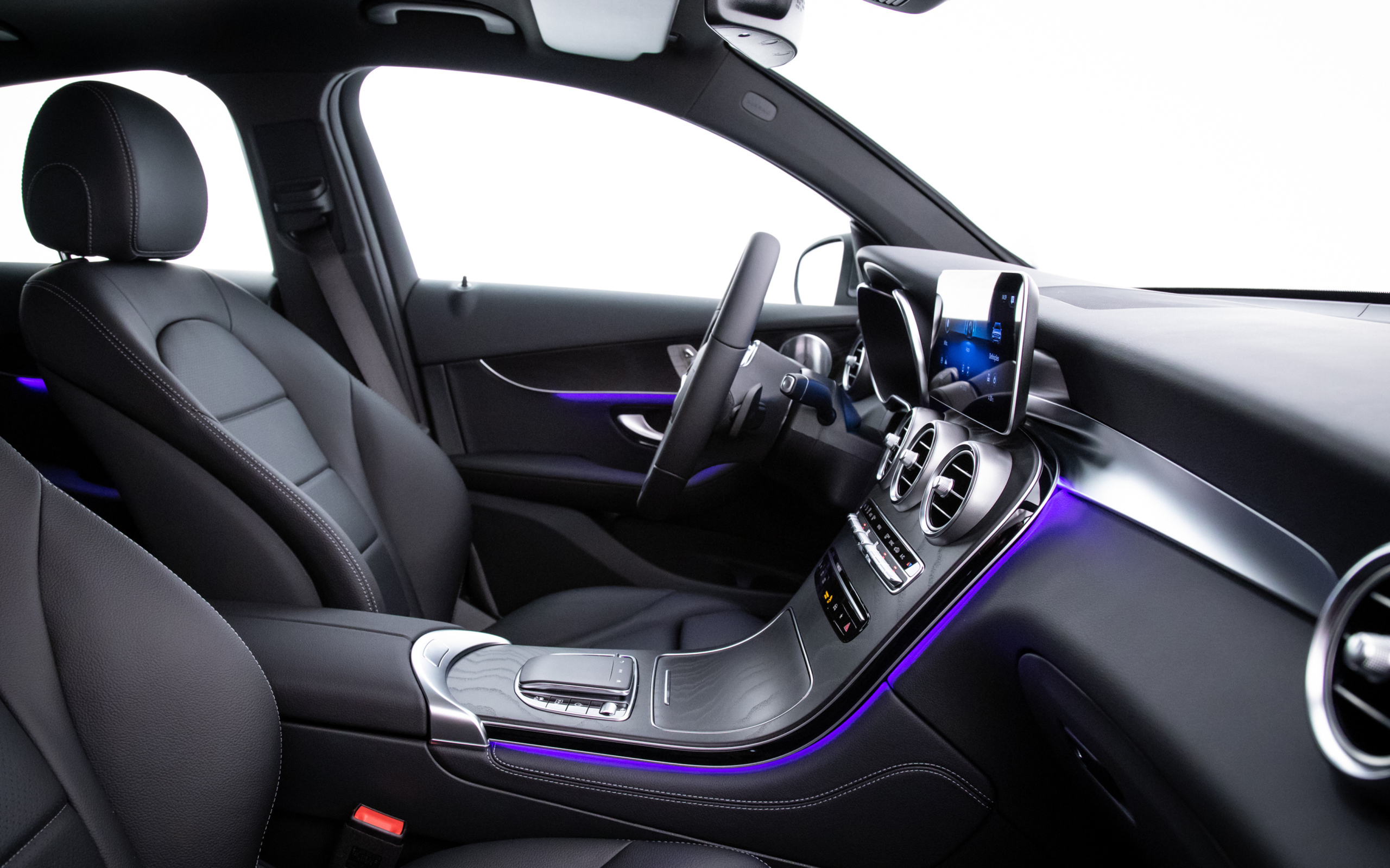 Черный кожаный салон автомобиля Mercedes-Benz GLC 300, 2019 года