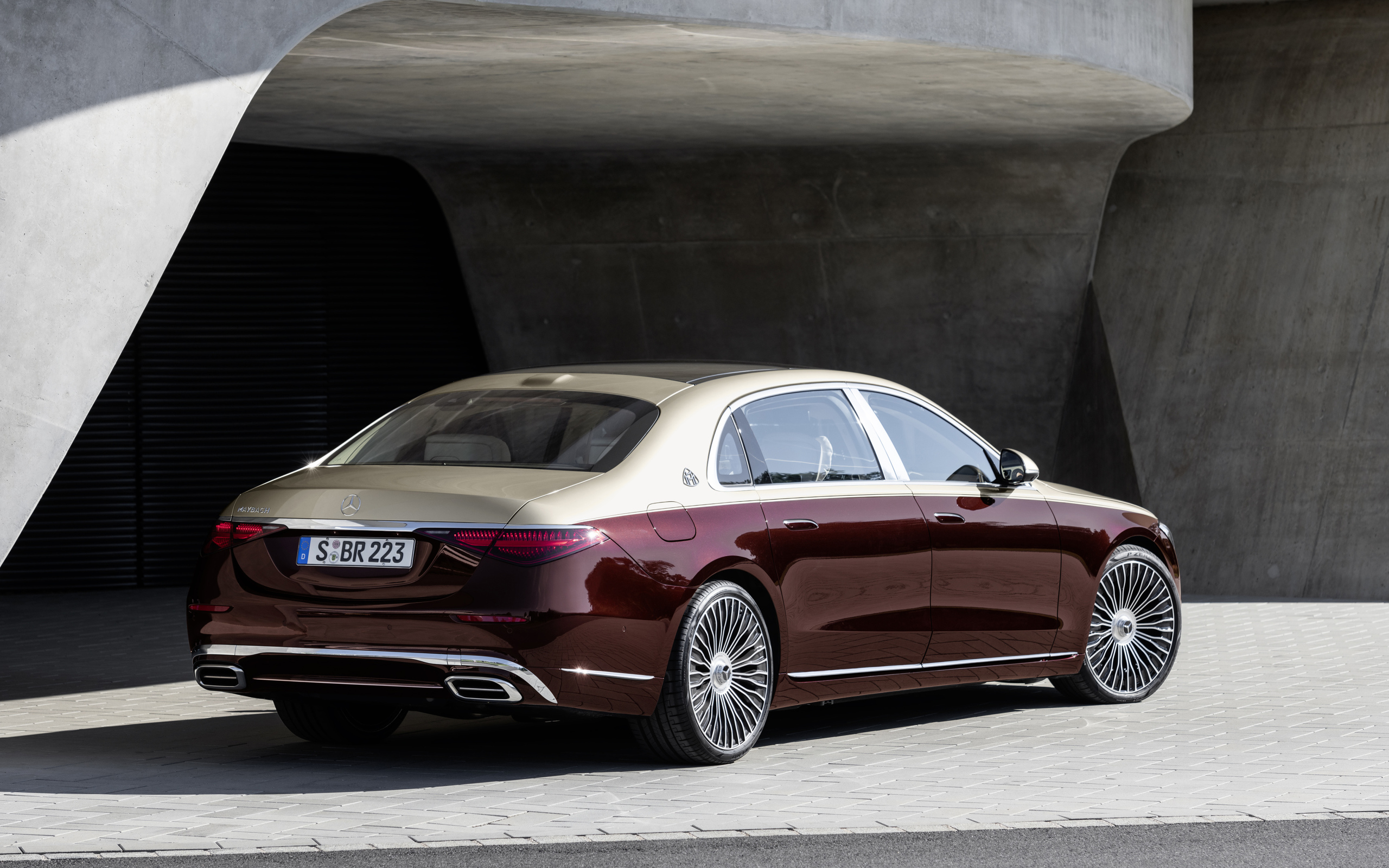 Бордовый автомобиль Mercedes-Maybach S 580,  2021 года вид сзади