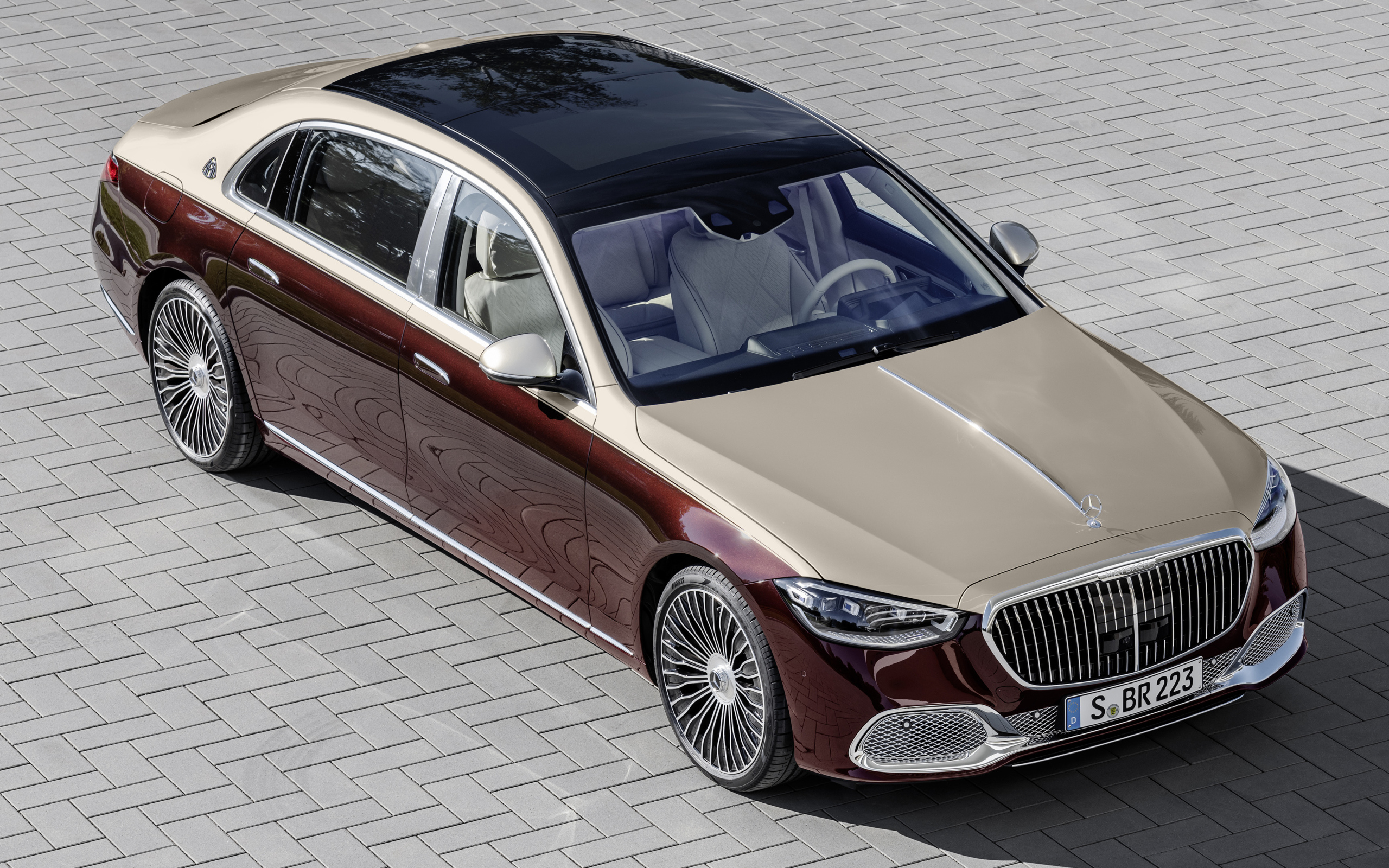 Дорогой автомобиль Mercedes-Maybach S 580,  2021 года вид сверху