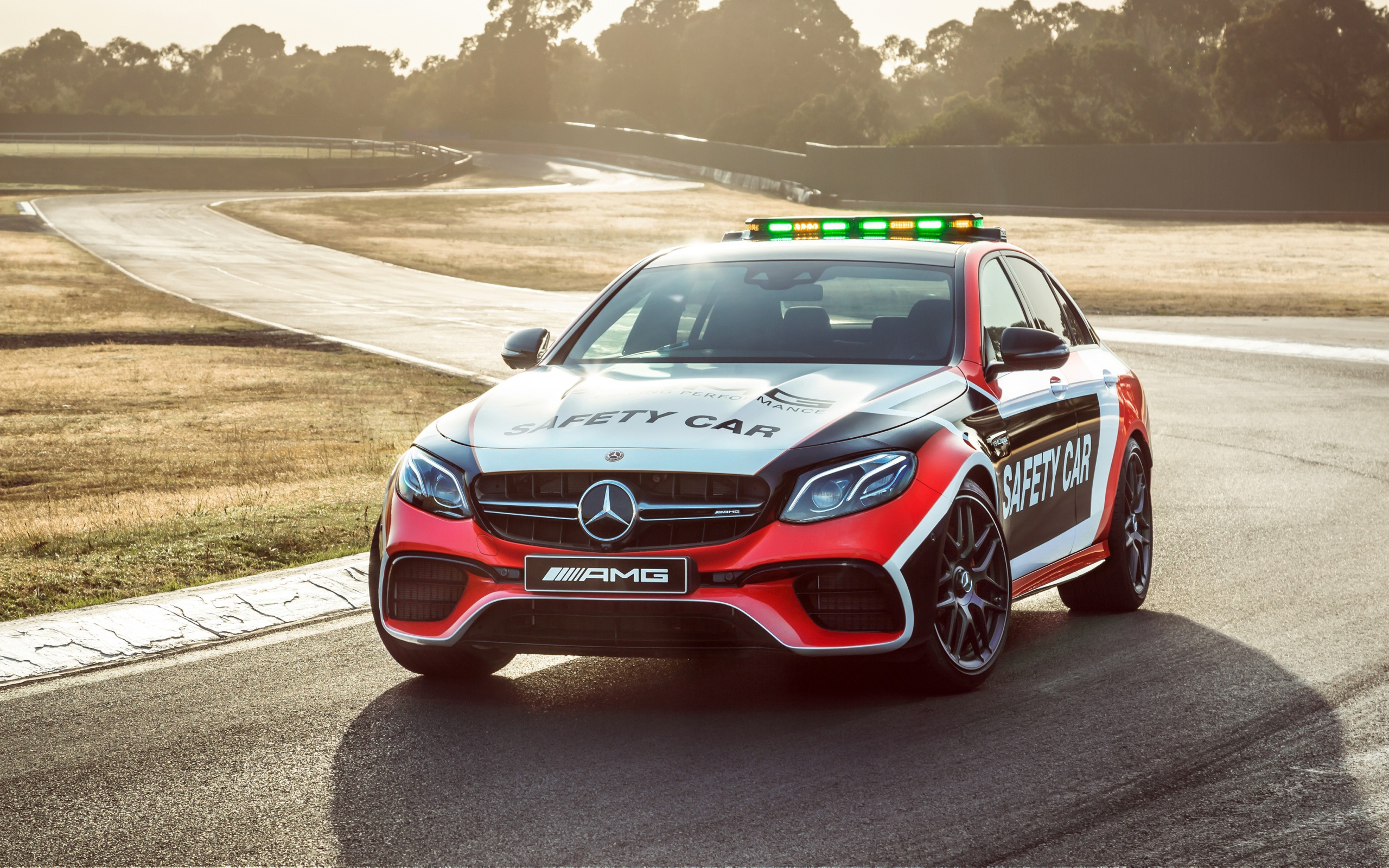 Гоночный автомобиль Mercedes-AMG E 63 S на трассе 