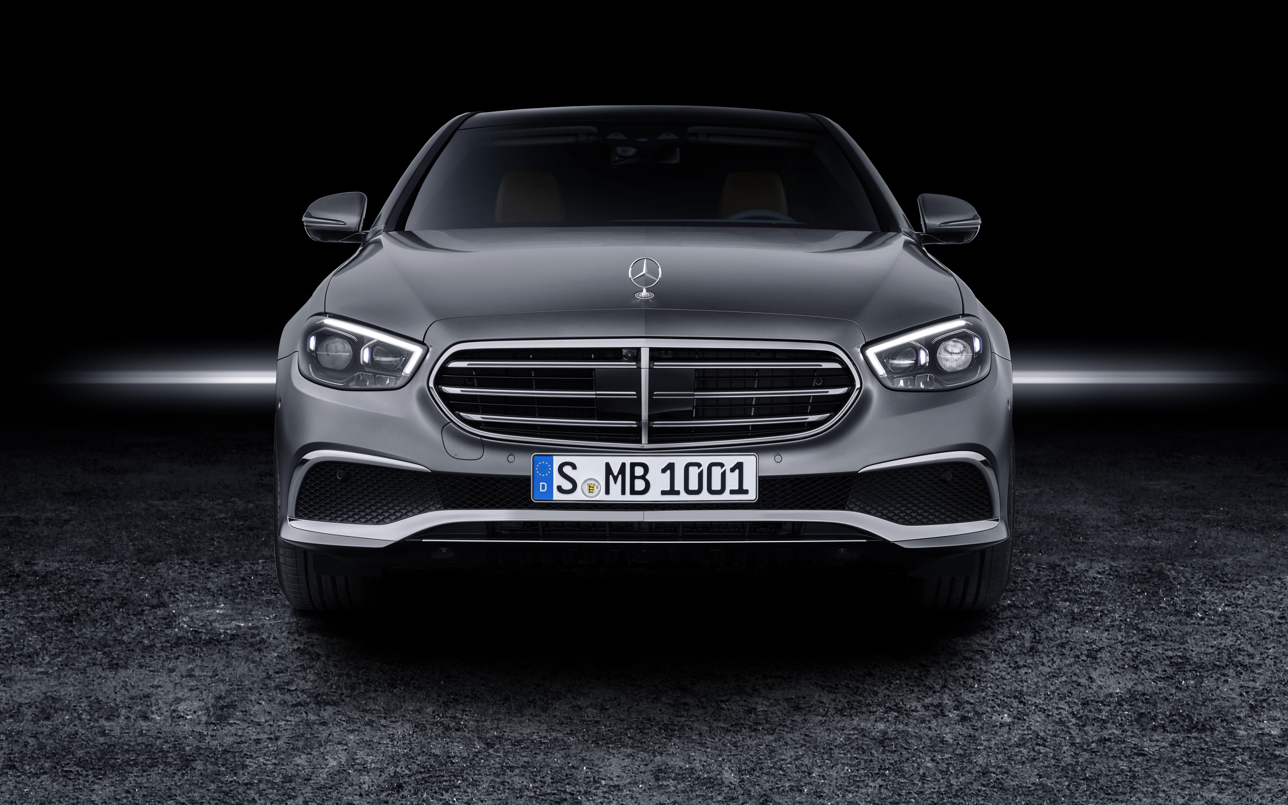 Серебристый автомобиль Mercedes-Benz E-Klasse, 2020 года вид спереди