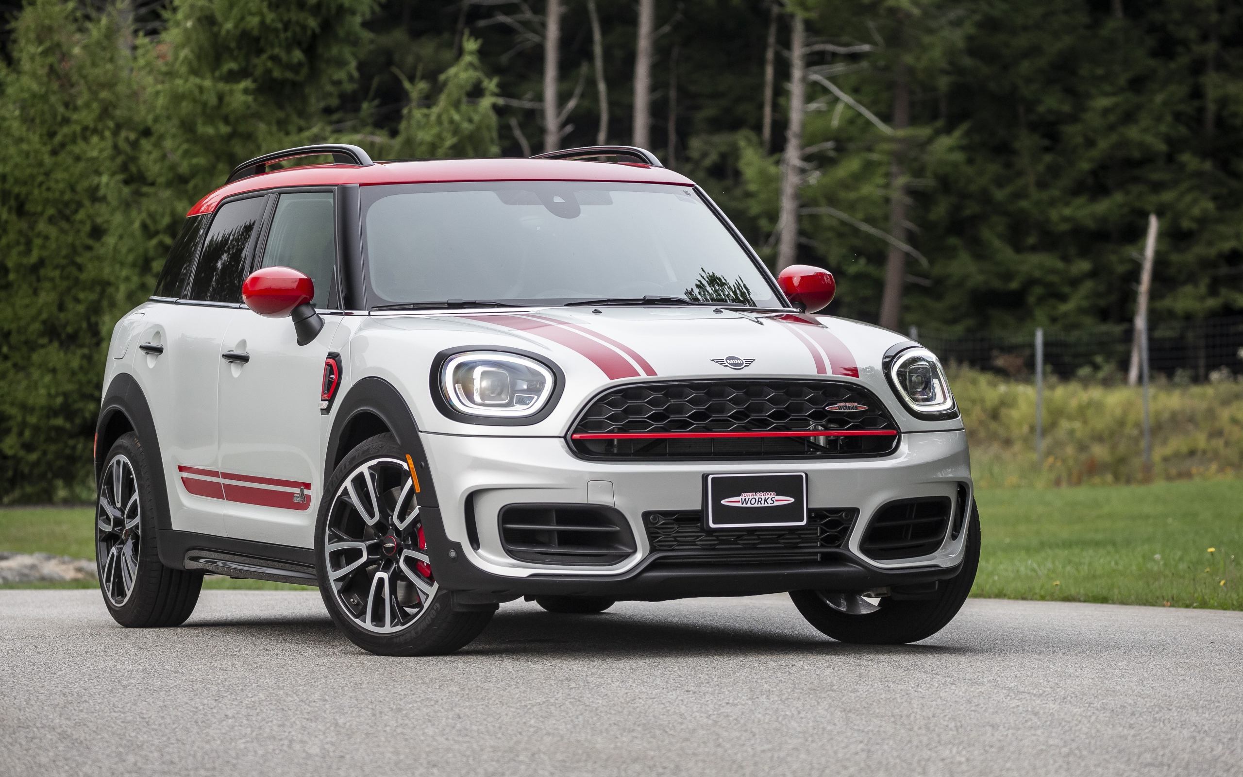 Автомобиль  MINI John Cooper, 2021 года на дороге