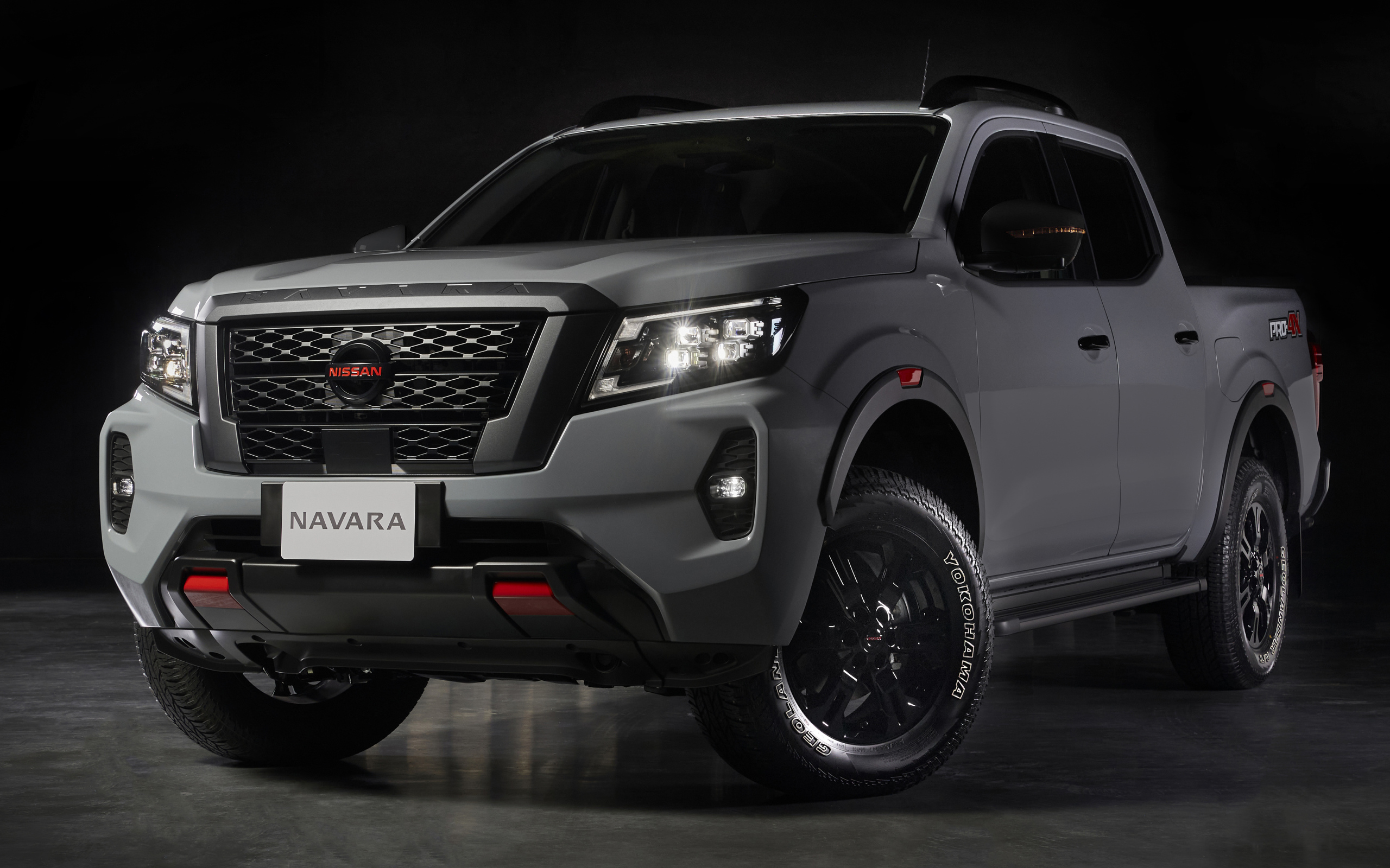Пикап Nissan Navara PRO-4X 2021 года на черном фоне