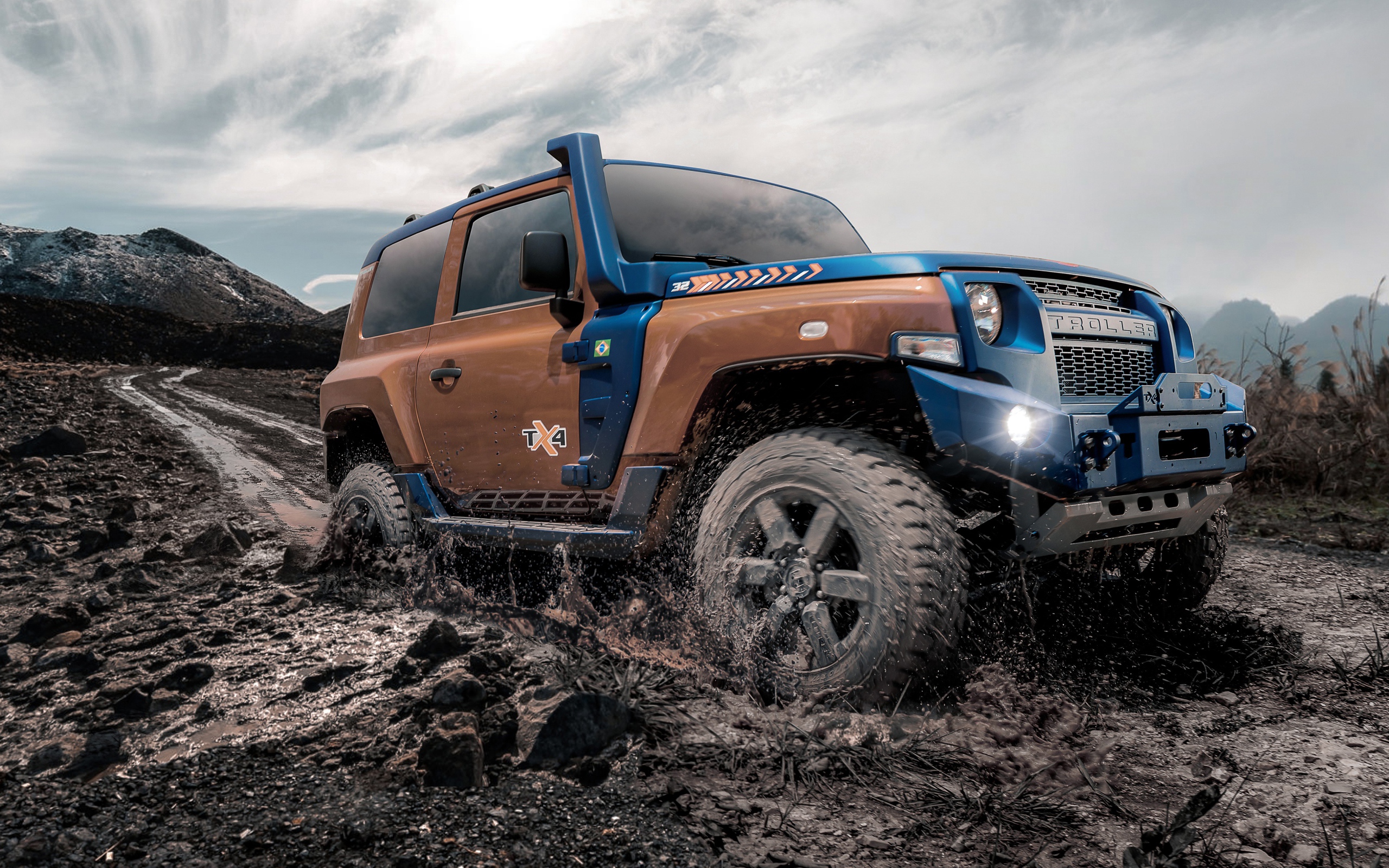 Внедорожник Troller TX4 2020 года едет по грязи