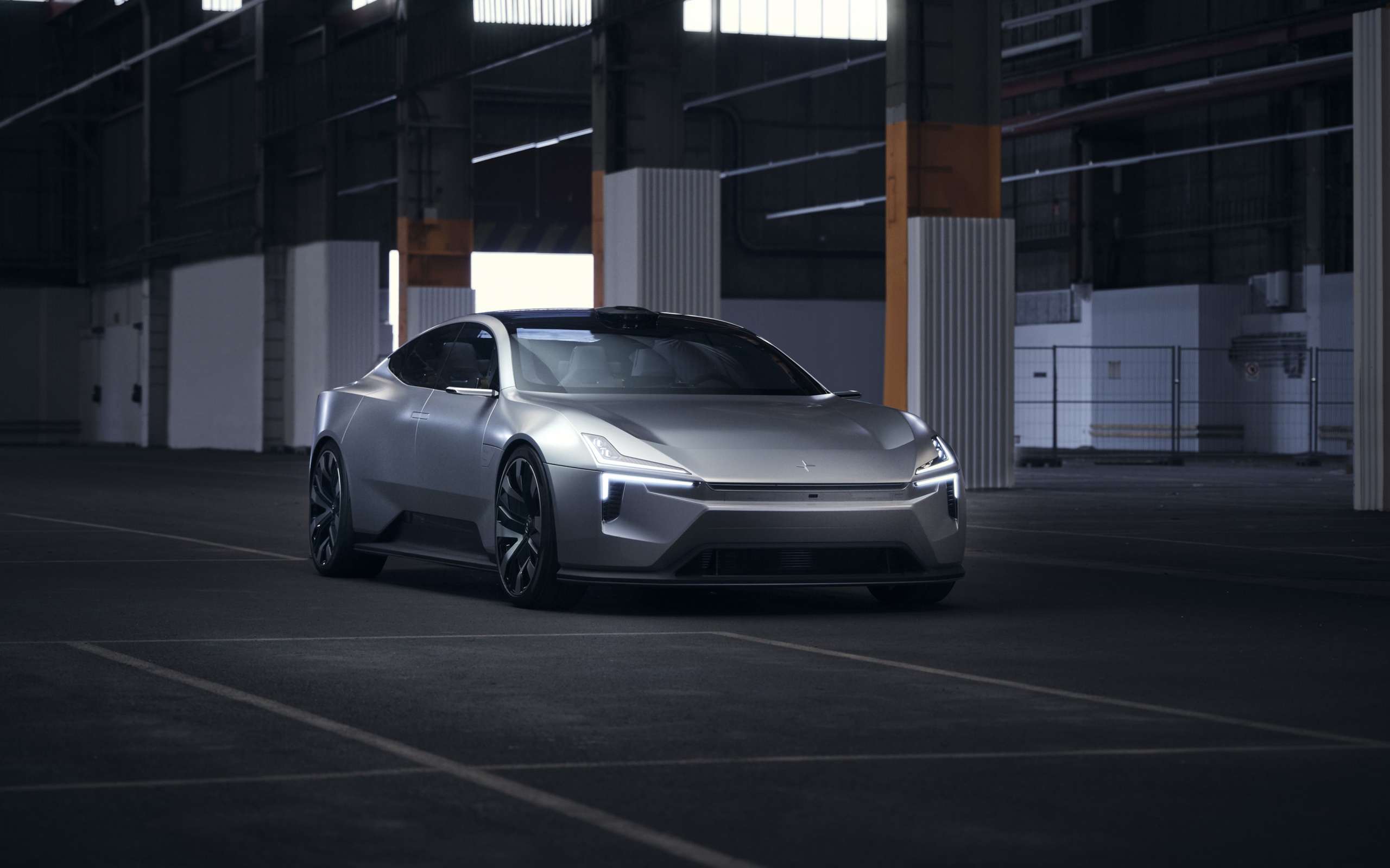Серебристый автомобиль Polestar Precept 2020 года на парковке 