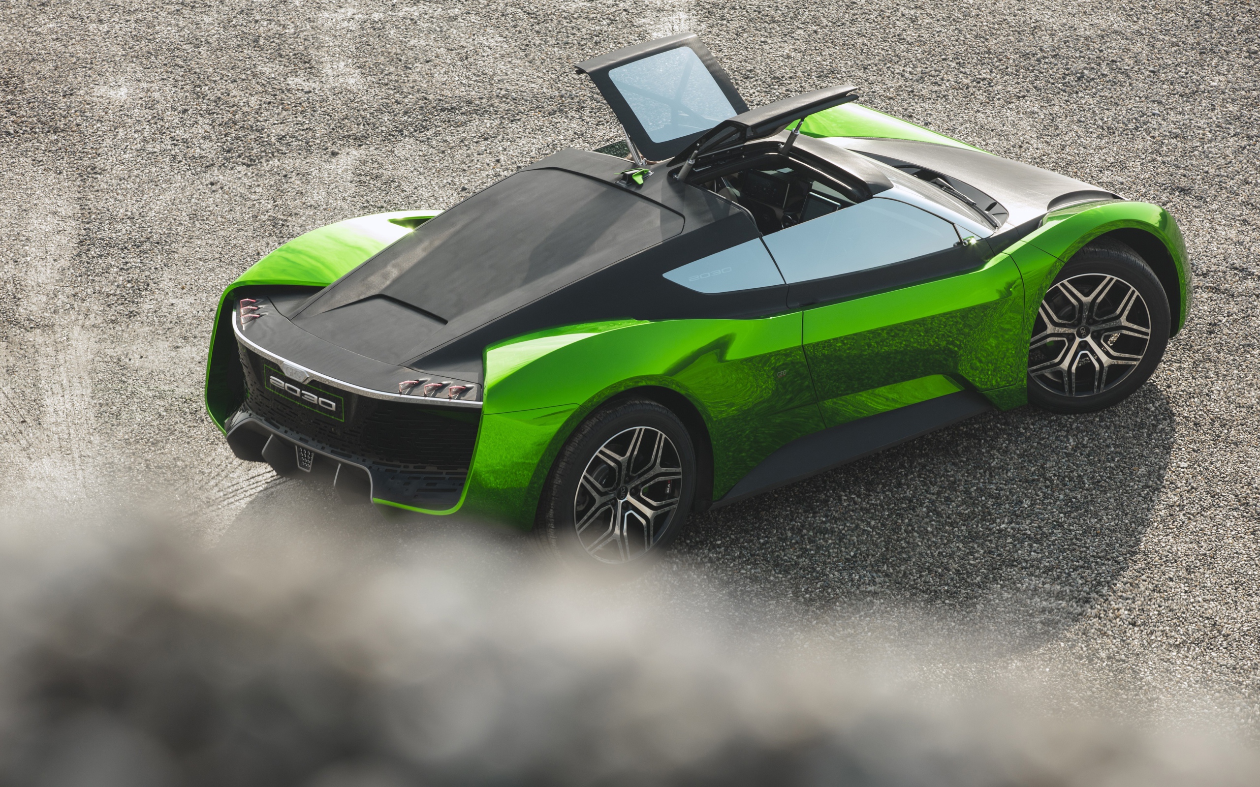 Автомобиль GFG Vision 2030 года газует на асфальте