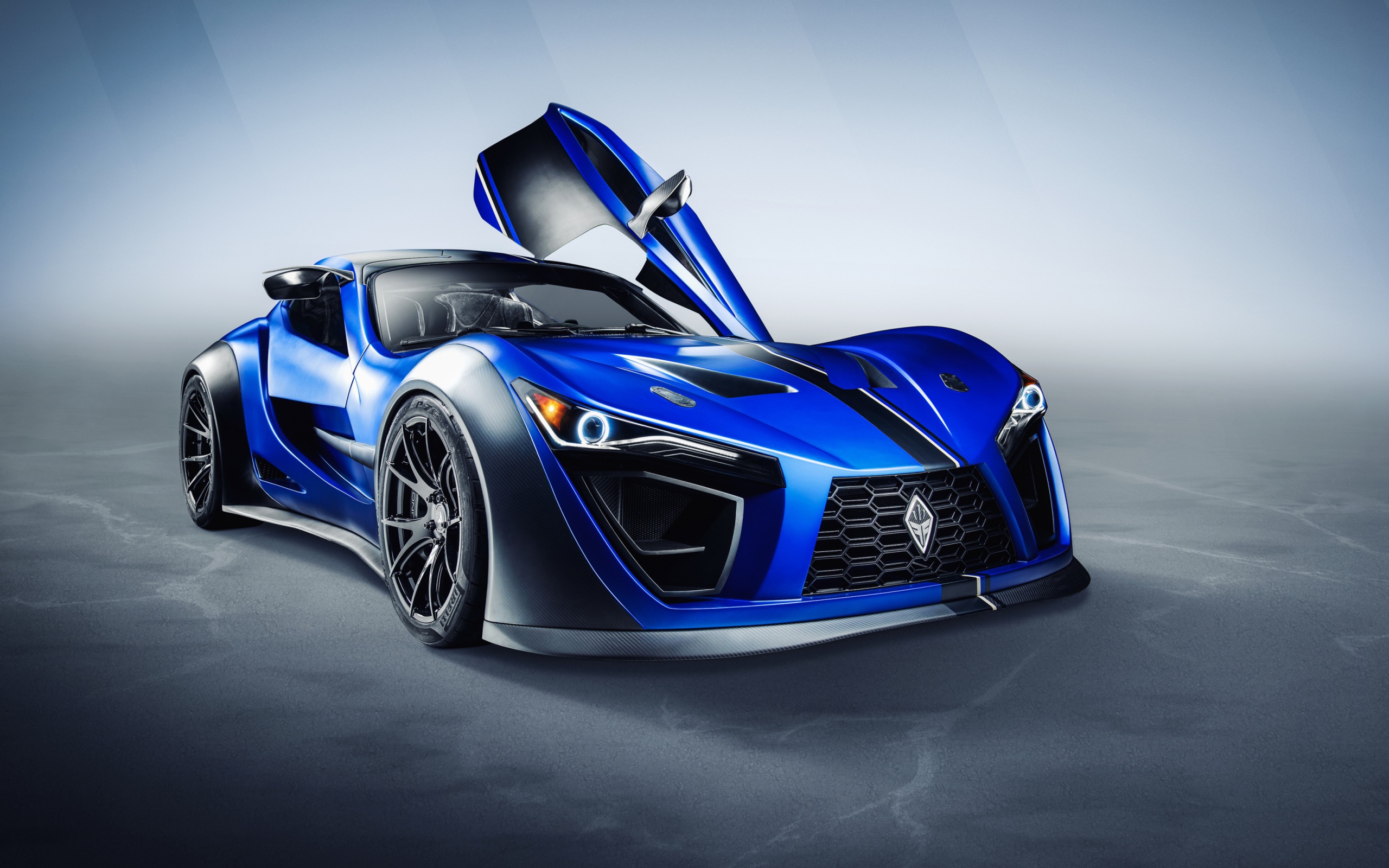 Синий автомобиль Felino CB7R 2020 года на сером фоне