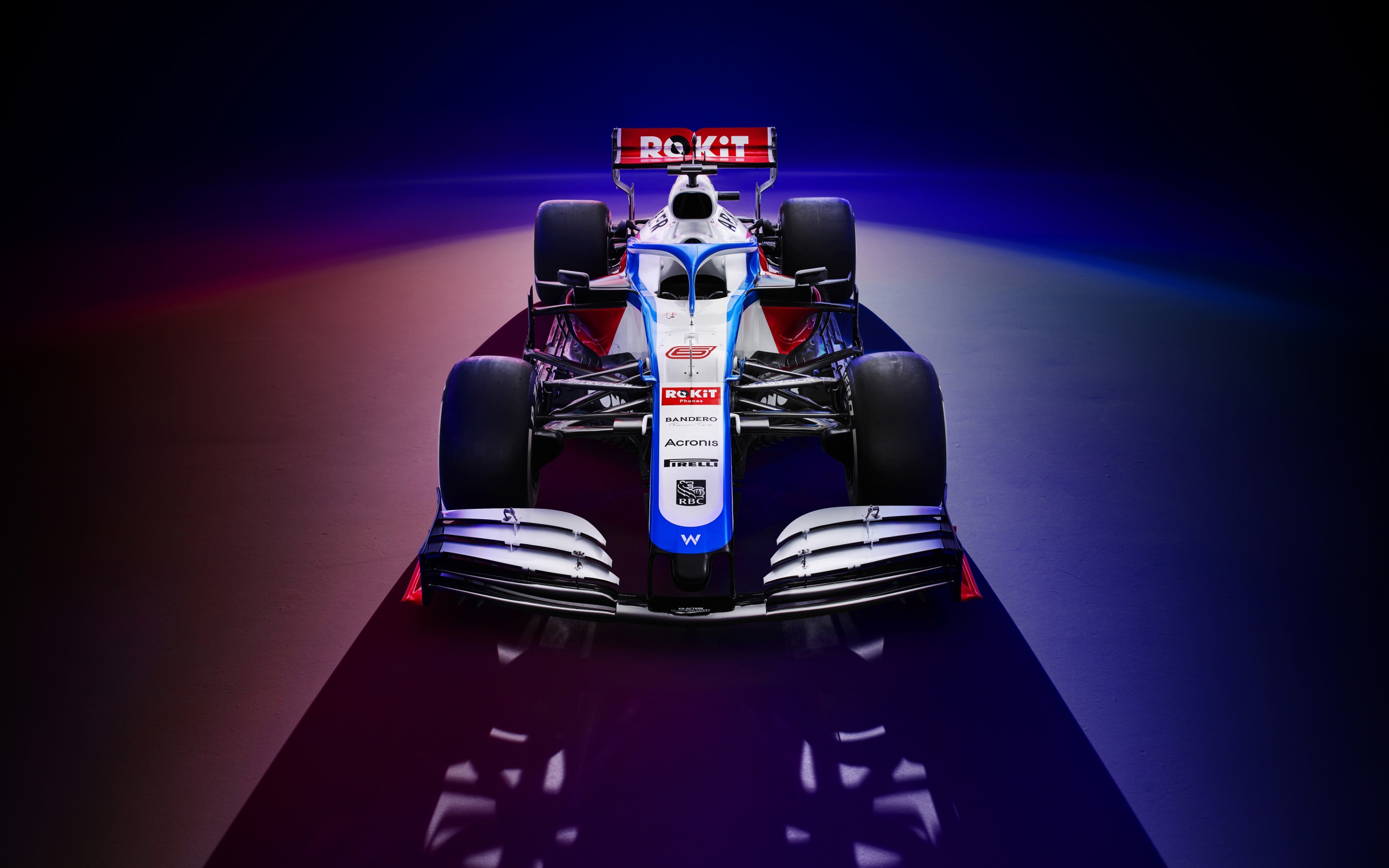 Гоночный автомобиль Williams FW43,  2020 года на синем фоне вид спереди