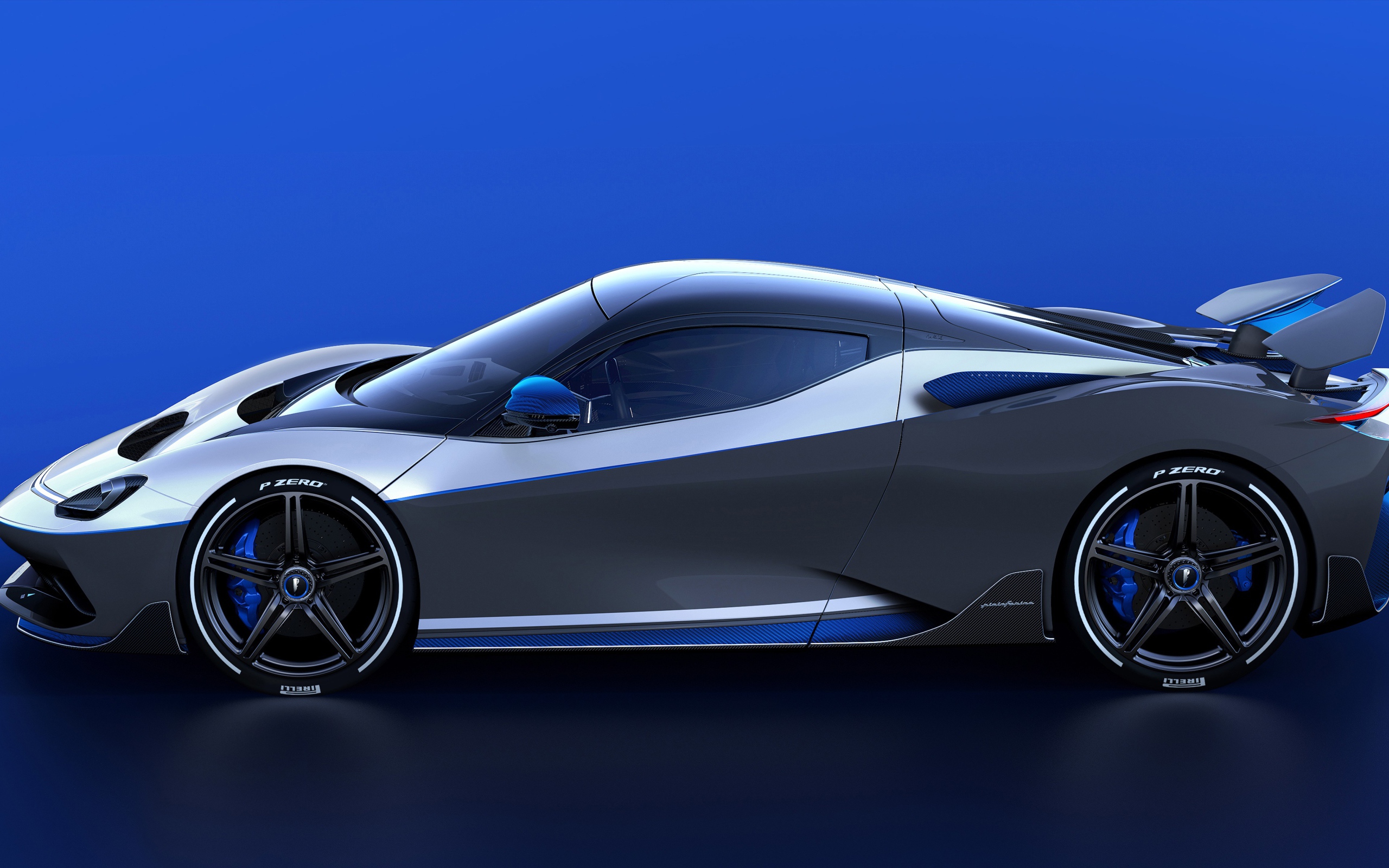 Серебристый автомобиль Pininfarina Battista Anniversario 2020 года