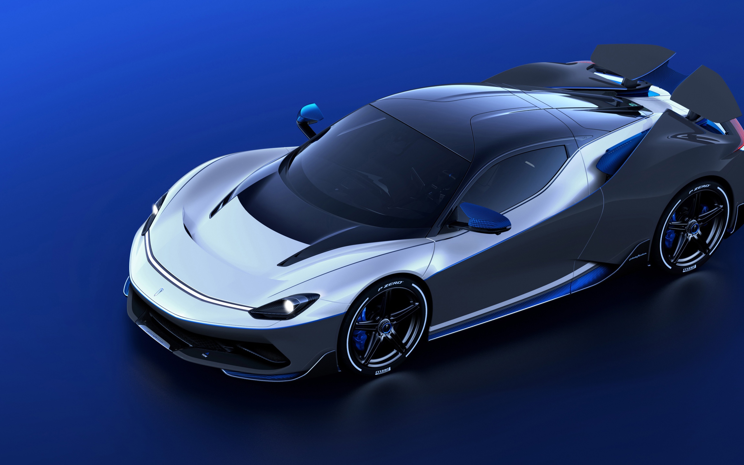 Серебристый автомобиль Pininfarina Battista Anniversario 2020 года на синем фоне